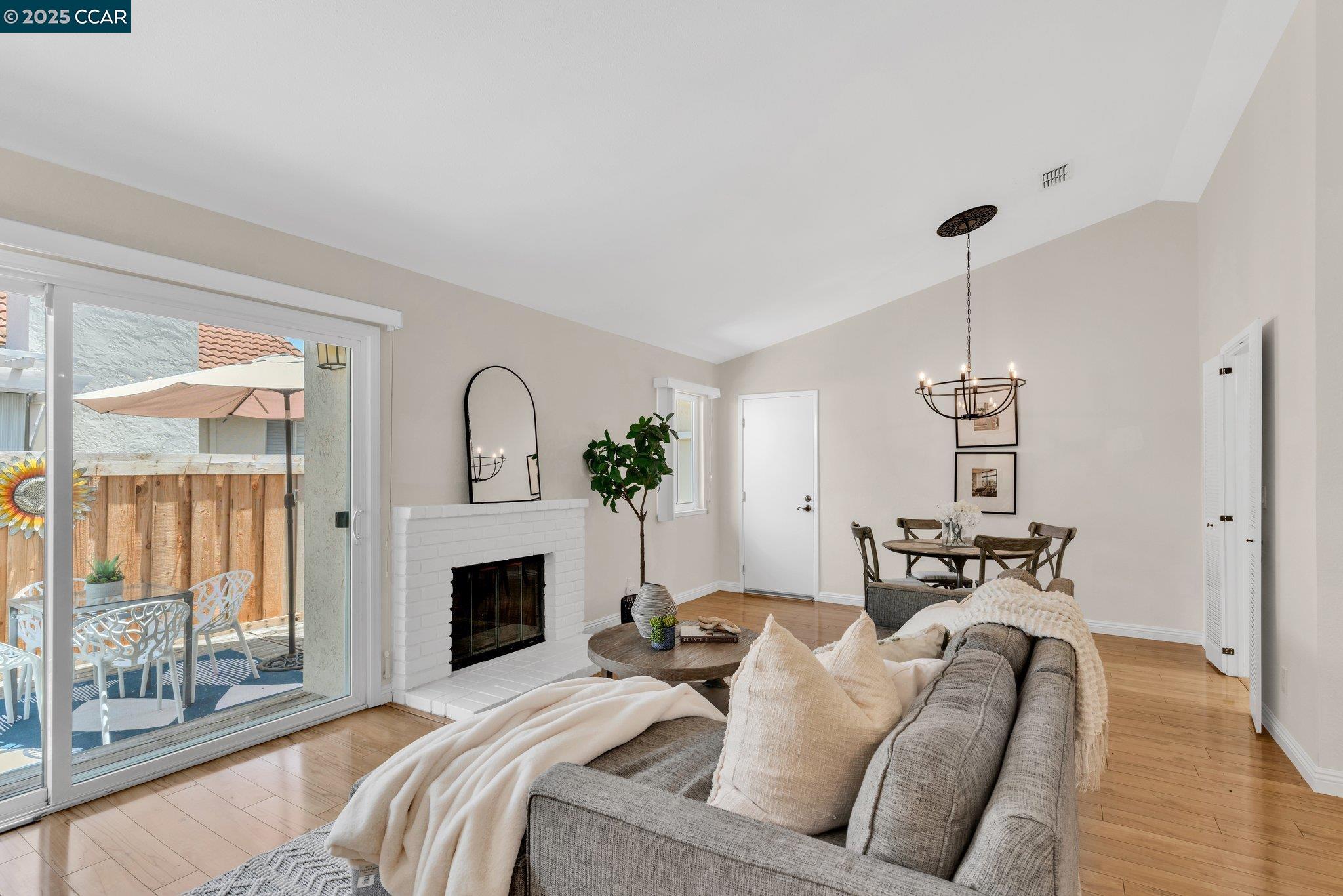 Detail Gallery Image 2 of 27 For 7 Clark Creek Circle, Clayton,  CA 94517-1627 - 3 Beds | 2 Baths