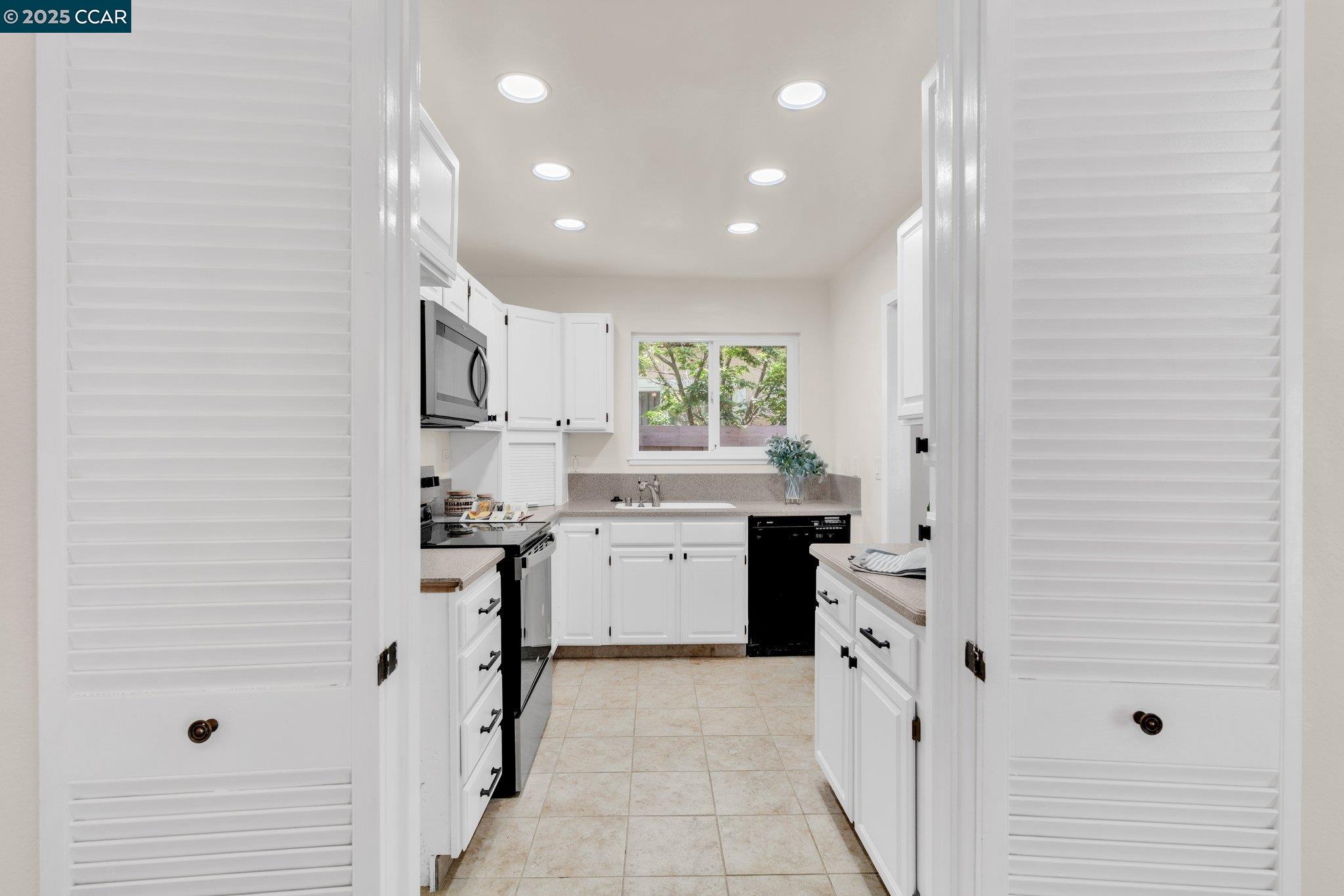 Detail Gallery Image 11 of 27 For 7 Clark Creek Circle, Clayton,  CA 94517-1627 - 3 Beds | 2 Baths
