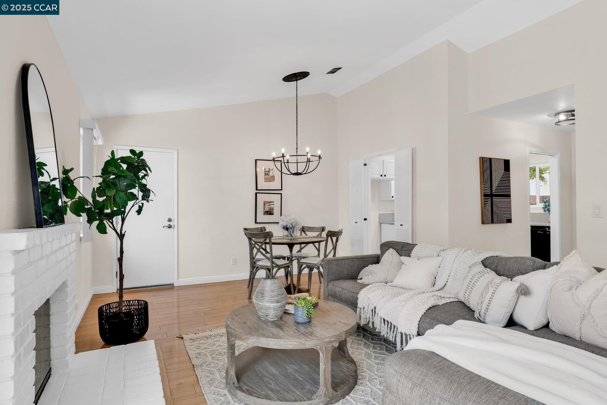 Detail Gallery Image 4 of 27 For 7 Clark Creek Circle, Clayton,  CA 94517-1627 - 3 Beds | 2 Baths