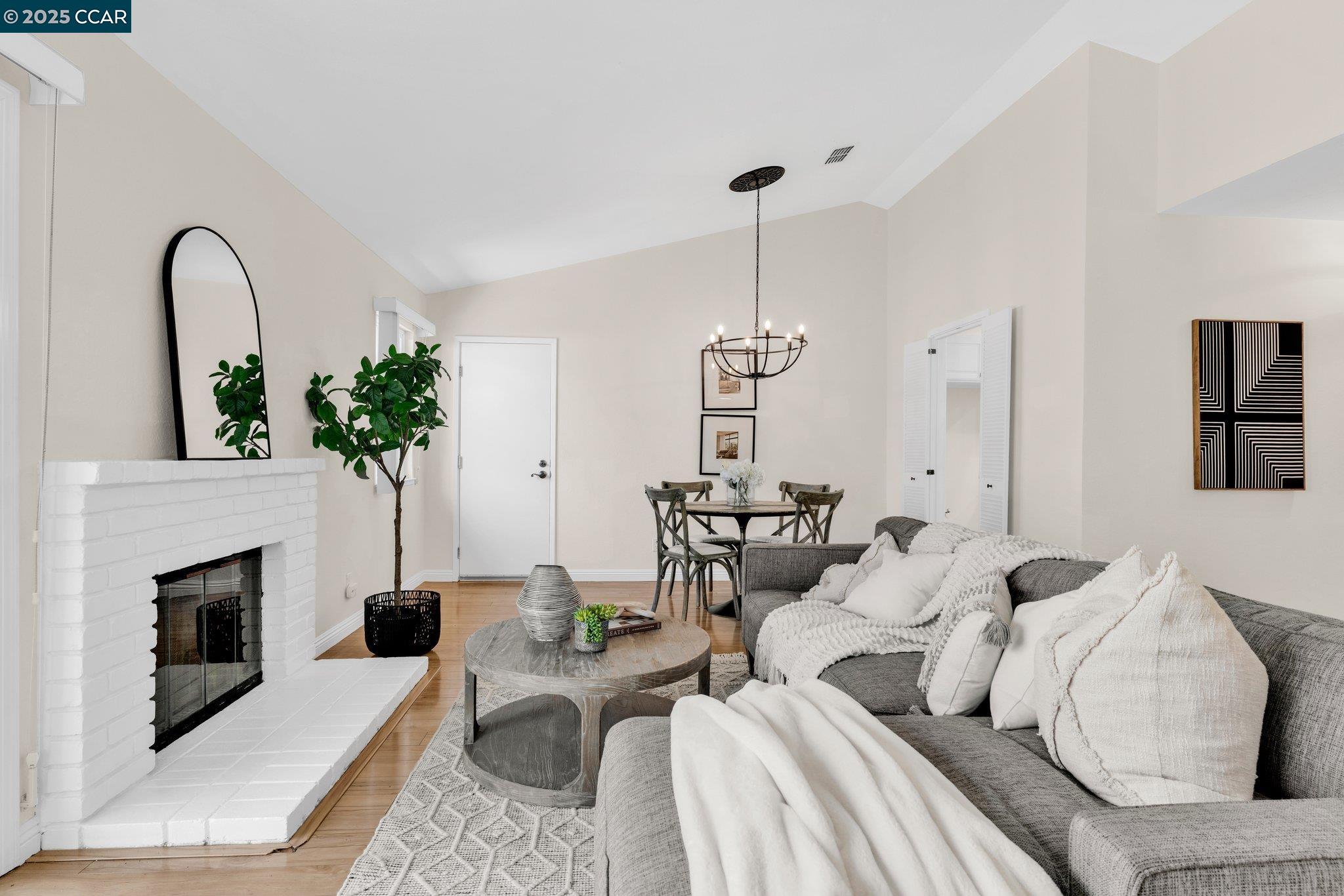 Detail Gallery Image 5 of 27 For 7 Clark Creek Circle, Clayton,  CA 94517-1627 - 3 Beds | 2 Baths