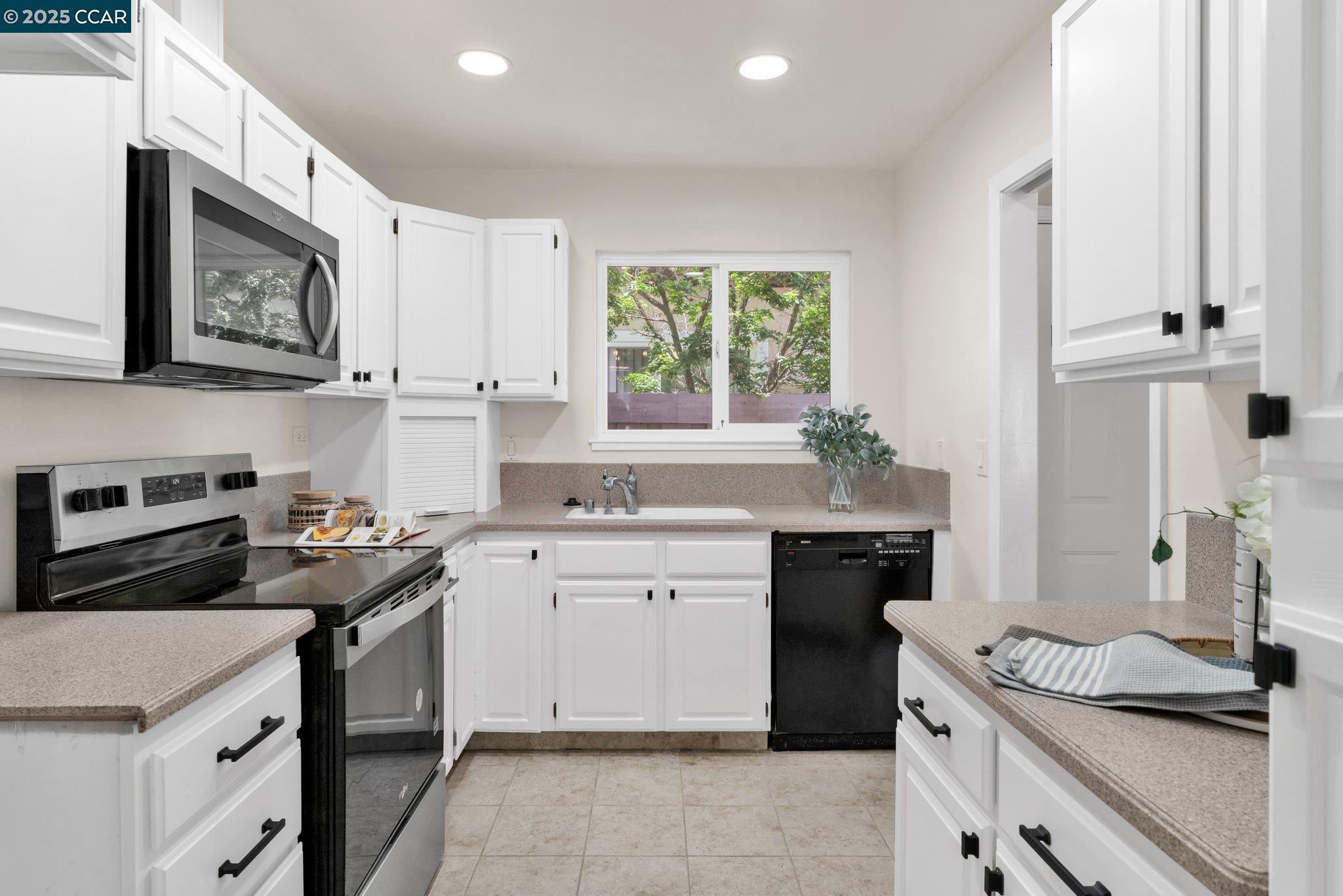 Detail Gallery Image 10 of 27 For 7 Clark Creek Circle, Clayton,  CA 94517-1627 - 3 Beds | 2 Baths