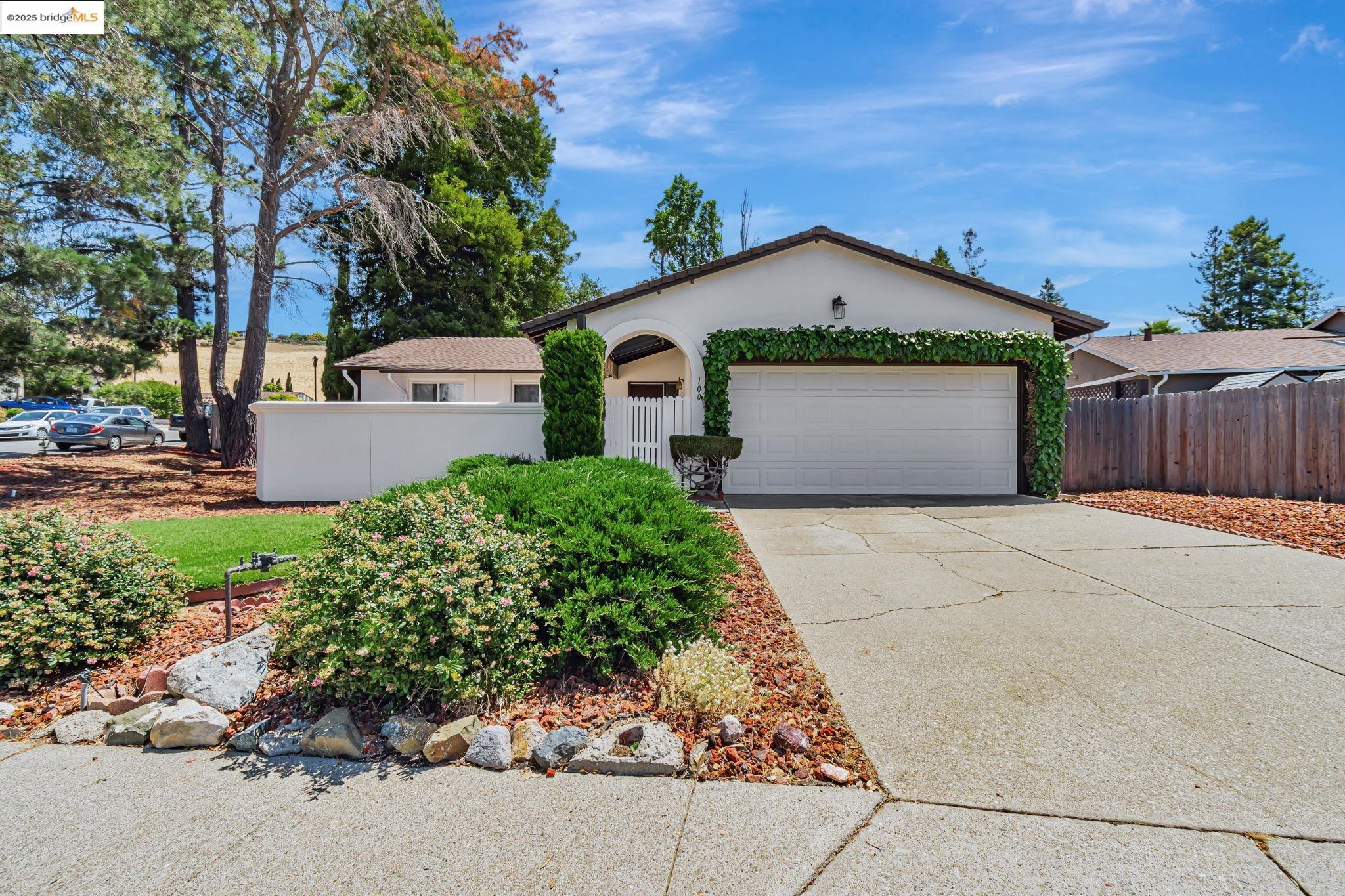 Detail Gallery Image 2 of 39 For 100 Lily Ct, Hercules,  CA 94547 - 4 Beds | 3 Baths