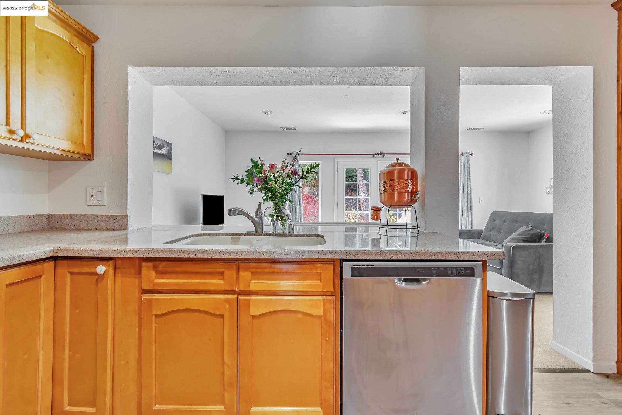 Detail Gallery Image 12 of 39 For 100 Lily Ct, Hercules,  CA 94547 - 4 Beds | 3 Baths