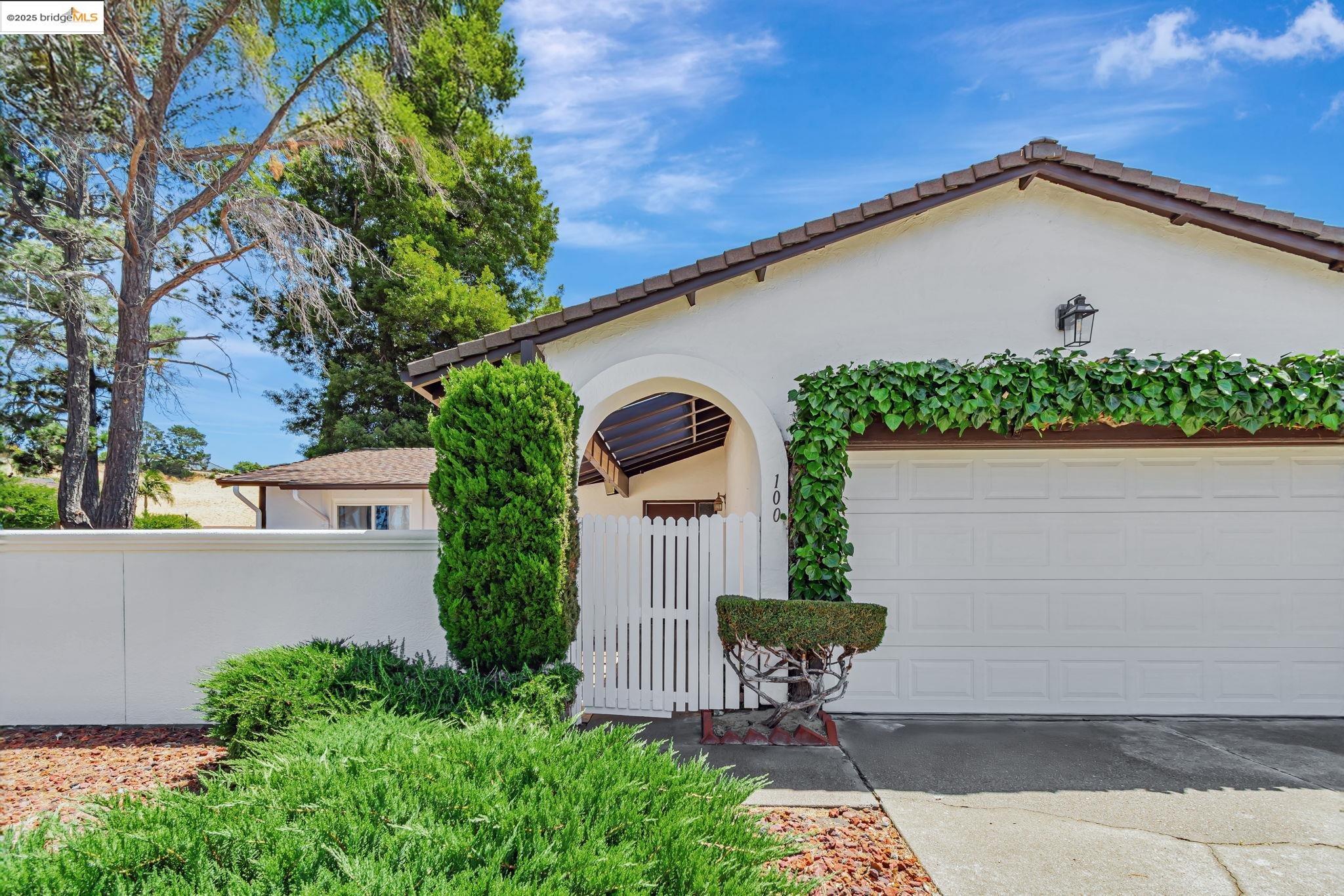 Detail Gallery Image 3 of 39 For 100 Lily Ct, Hercules,  CA 94547 - 4 Beds | 3 Baths