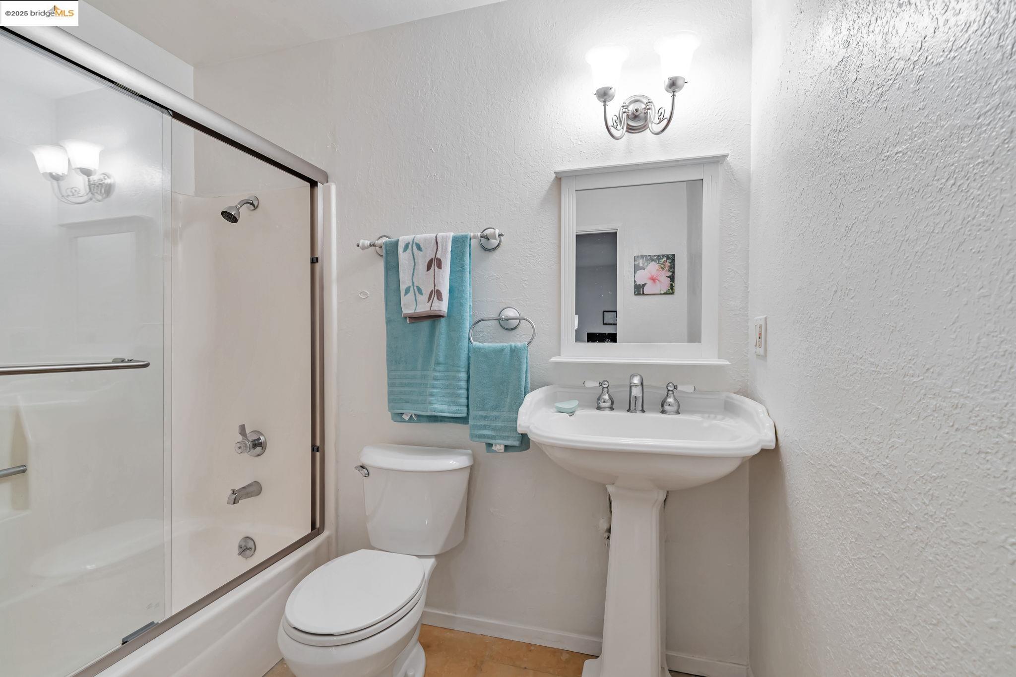 Detail Gallery Image 28 of 39 For 100 Lily Ct, Hercules,  CA 94547 - 4 Beds | 3 Baths