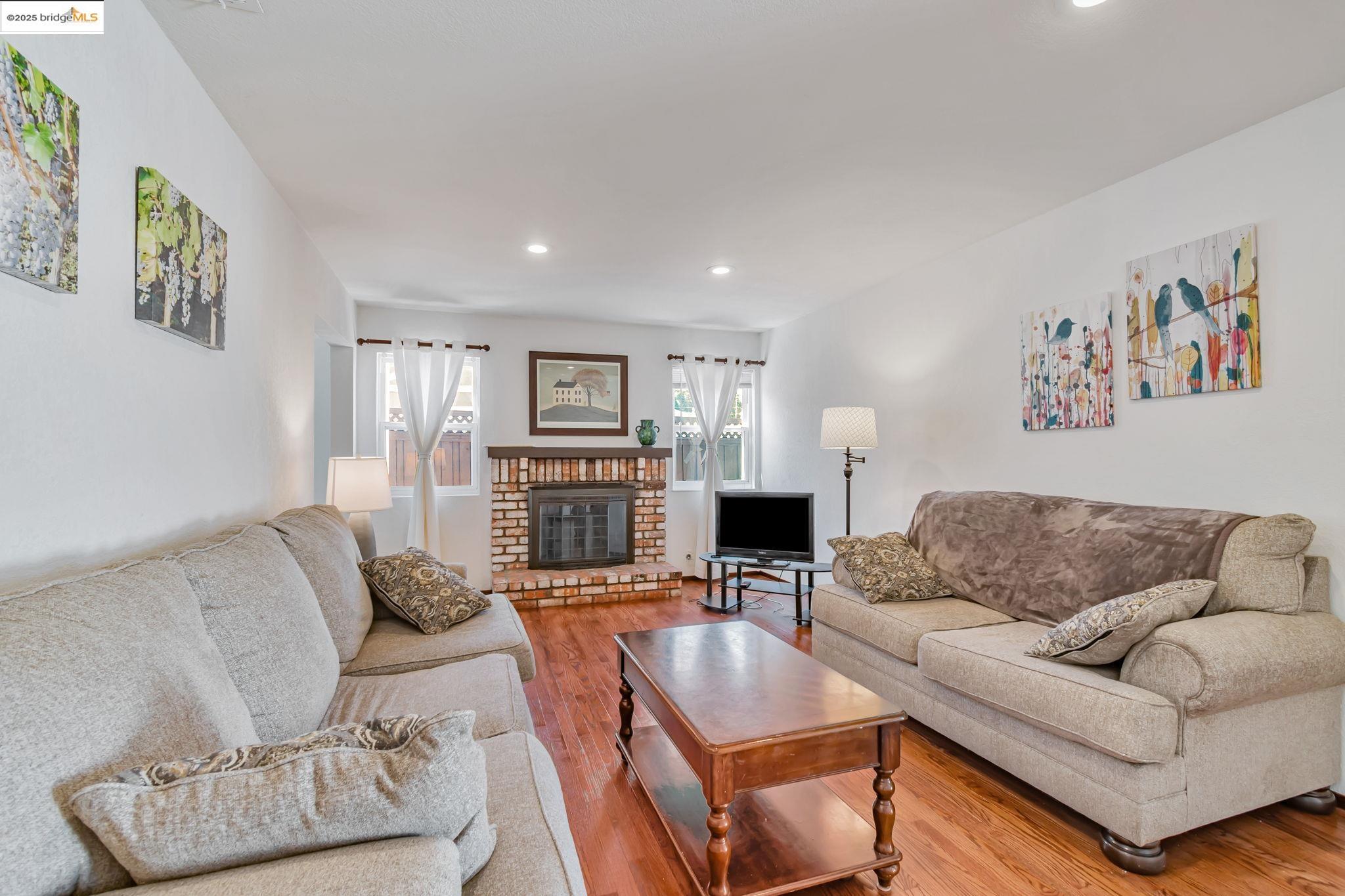 Detail Gallery Image 5 of 39 For 100 Lily Ct, Hercules,  CA 94547 - 4 Beds | 3 Baths