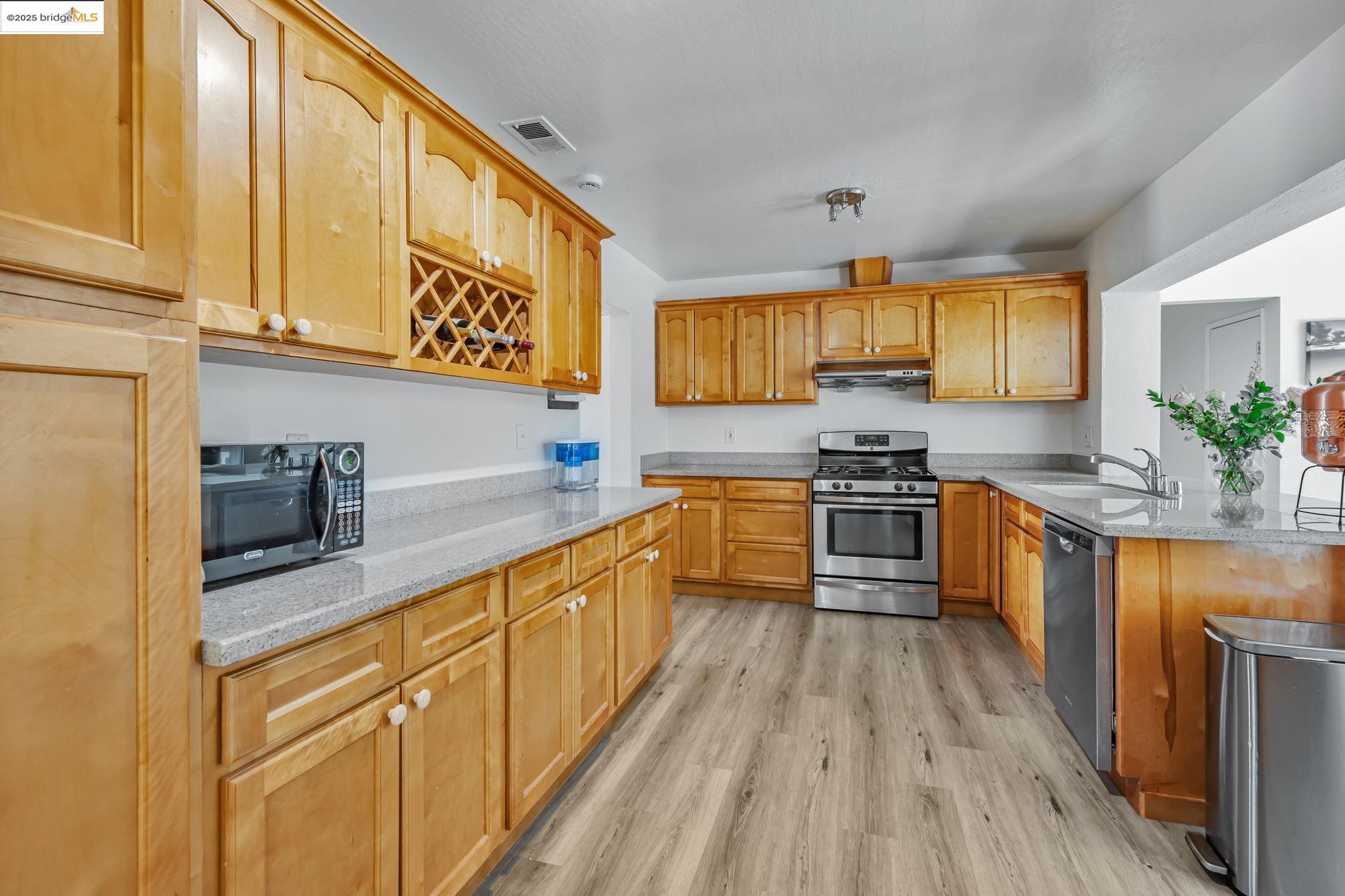 Detail Gallery Image 10 of 39 For 100 Lily Ct, Hercules,  CA 94547 - 4 Beds | 3 Baths