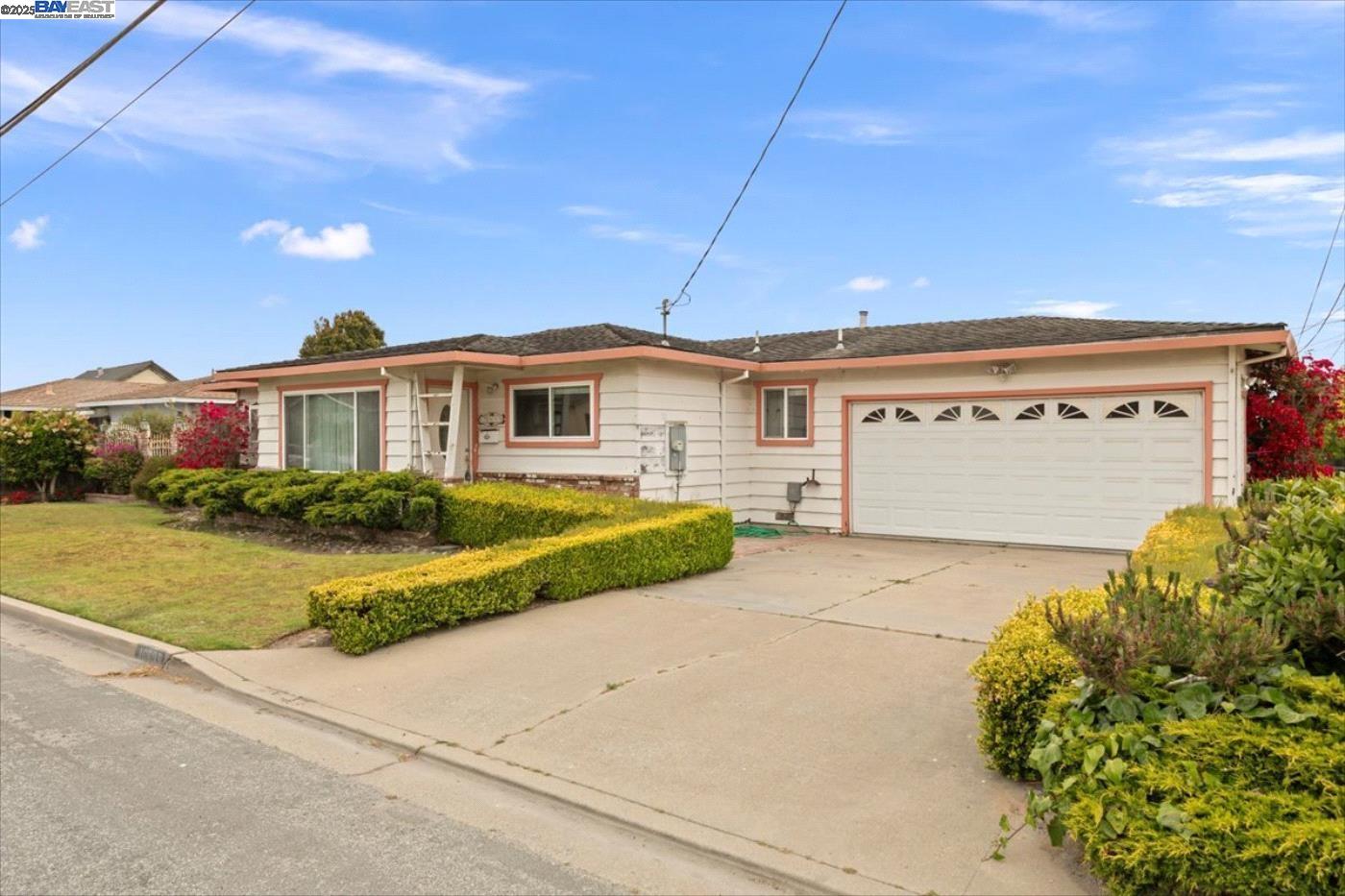 Detail Gallery Image 2 of 30 For 10899 Geil Street, Castroville,  CA 95012 - 3 Beds | 2 Baths