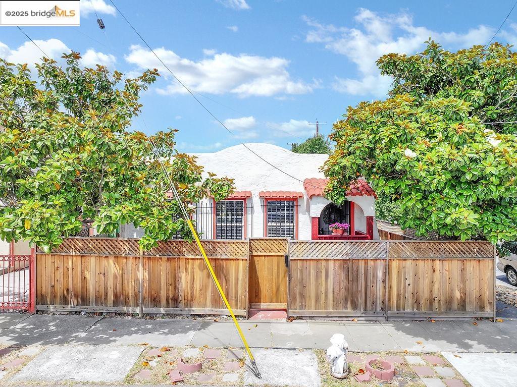 Detail Gallery Image 1 of 30 For 589 5th St, Richmond,  CA 94801 - 2 Beds | 1 Baths