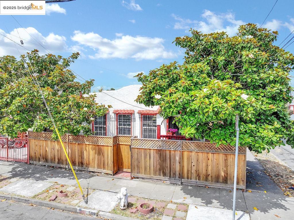 Detail Gallery Image 2 of 30 For 589 5th St, Richmond,  CA 94801 - 2 Beds | 1 Baths