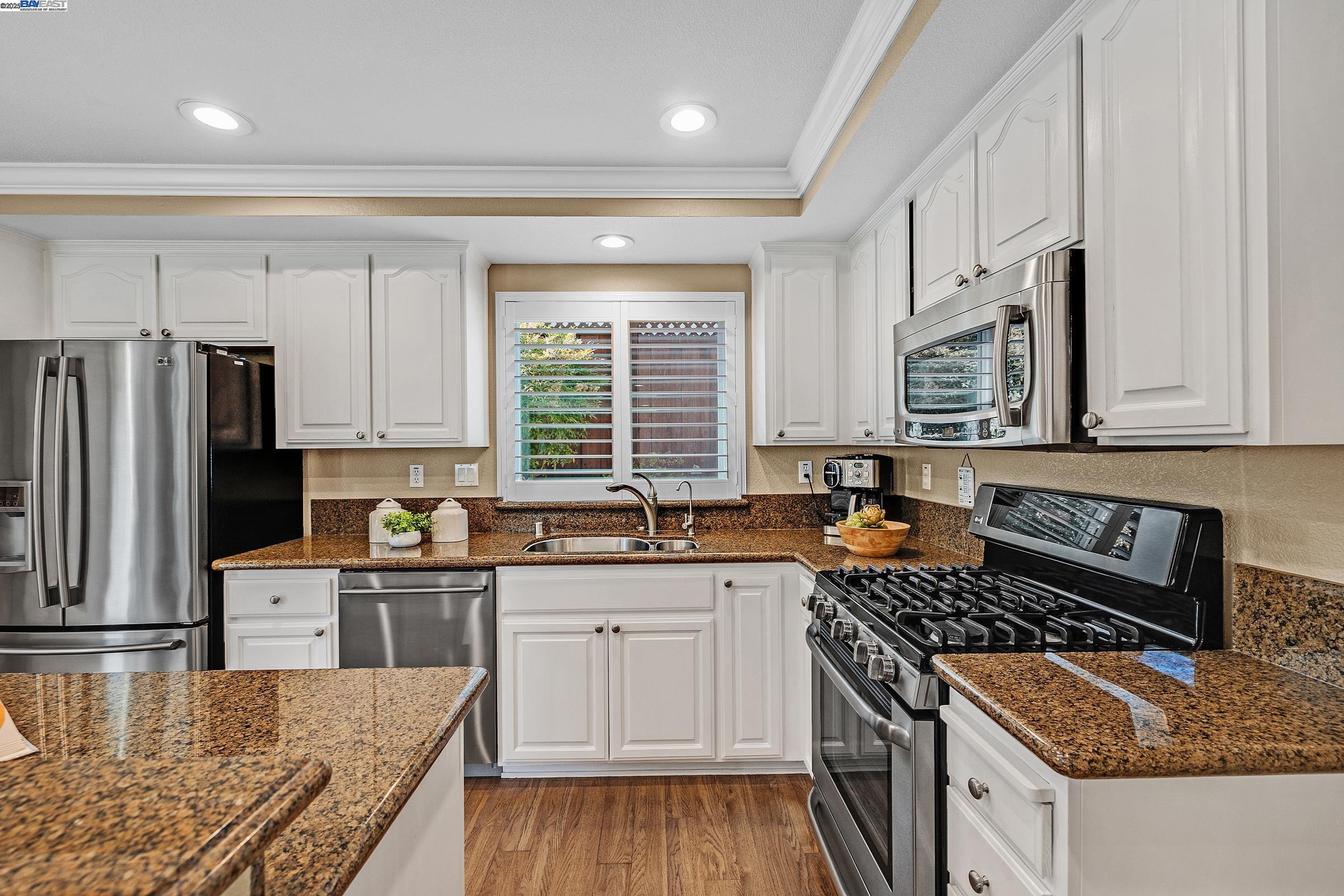 Detail Gallery Image 12 of 59 For 8026 Canyon Creek Cir, Pleasanton,  CA 94588 - 4 Beds | 2/1 Baths