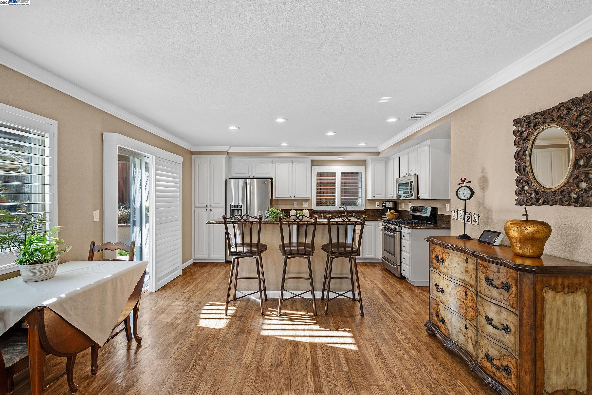 Detail Gallery Image 16 of 59 For 8026 Canyon Creek Cir, Pleasanton,  CA 94588 - 4 Beds | 2/1 Baths