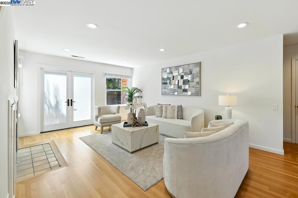 Detail Gallery Image 2 of 20 For 357 Centre Ct, Alameda,  CA 94502 - 3 Beds | 2/1 Baths