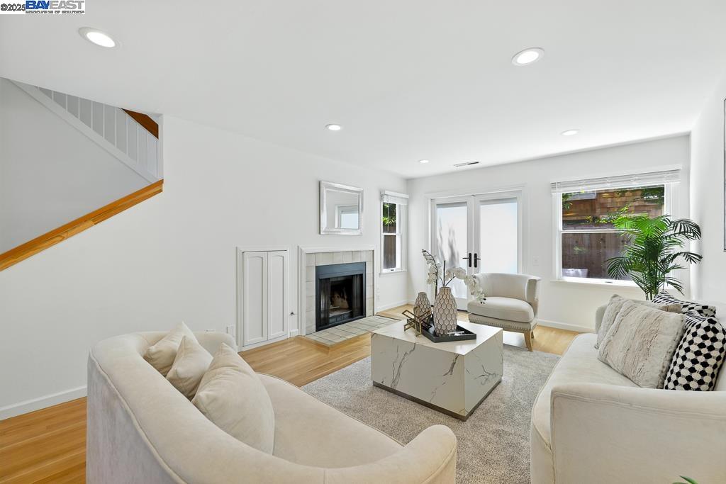 Detail Gallery Image 3 of 20 For 357 Centre Ct, Alameda,  CA 94502 - 3 Beds | 2/1 Baths