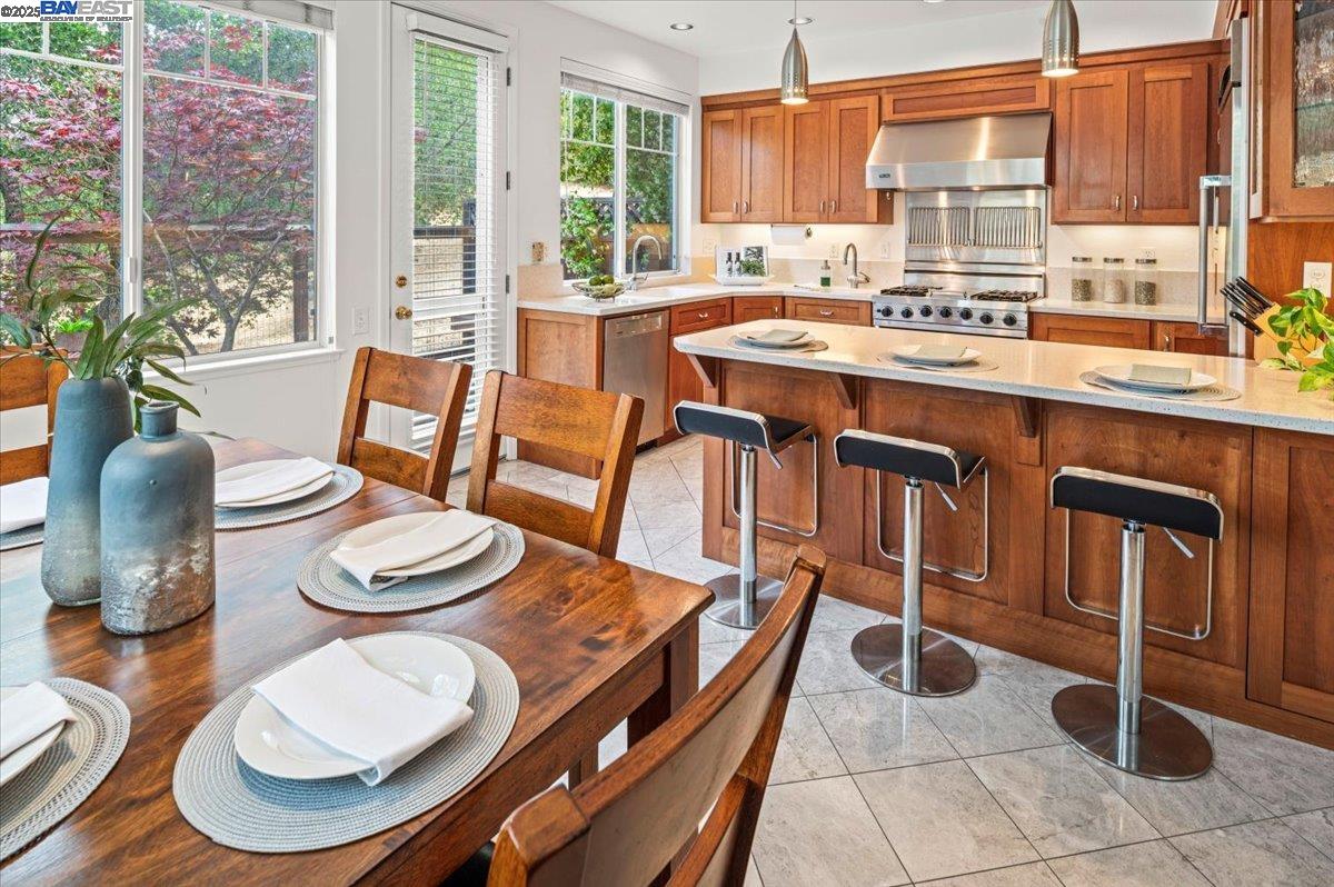 Detail Gallery Image 14 of 53 For 23110 Canyon Terrace Dr, Castro Valley,  CA 94552 - 3 Beds | 2/1 Baths