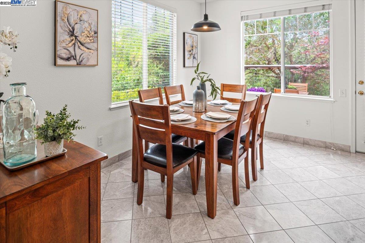 Detail Gallery Image 16 of 53 For 23110 Canyon Terrace Dr, Castro Valley,  CA 94552 - 3 Beds | 2/1 Baths