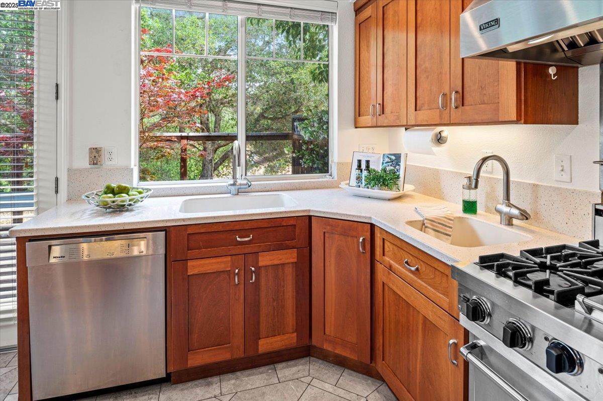 Detail Gallery Image 9 of 53 For 23110 Canyon Terrace Dr, Castro Valley,  CA 94552 - 3 Beds | 2/1 Baths