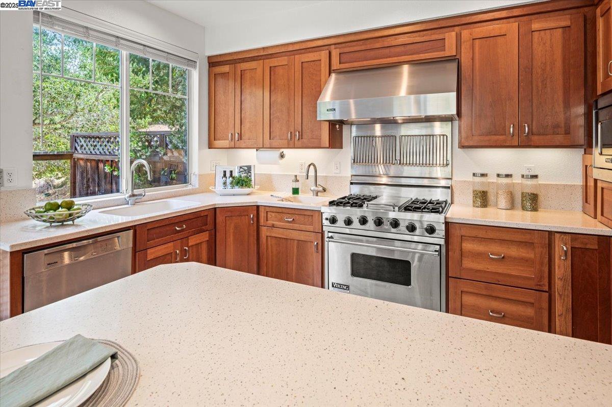 Detail Gallery Image 10 of 53 For 23110 Canyon Terrace Dr, Castro Valley,  CA 94552 - 3 Beds | 2/1 Baths