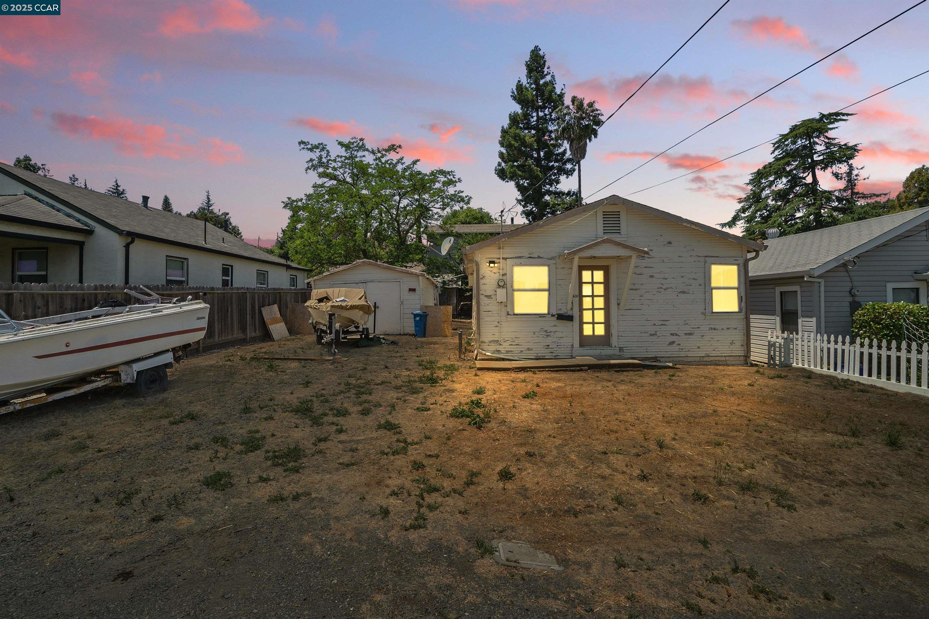 Detail Gallery Image 1 of 1 For 631 Kelly Ave, Martinez,  CA 94553 - 3 Beds | 1 Baths