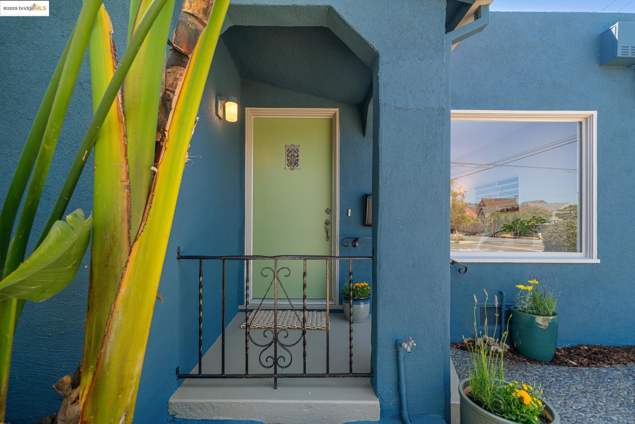 Detail Gallery Image 1 of 1 For 1440 9th St, Berkeley,  CA 94710 - 3 Beds | 2 Baths