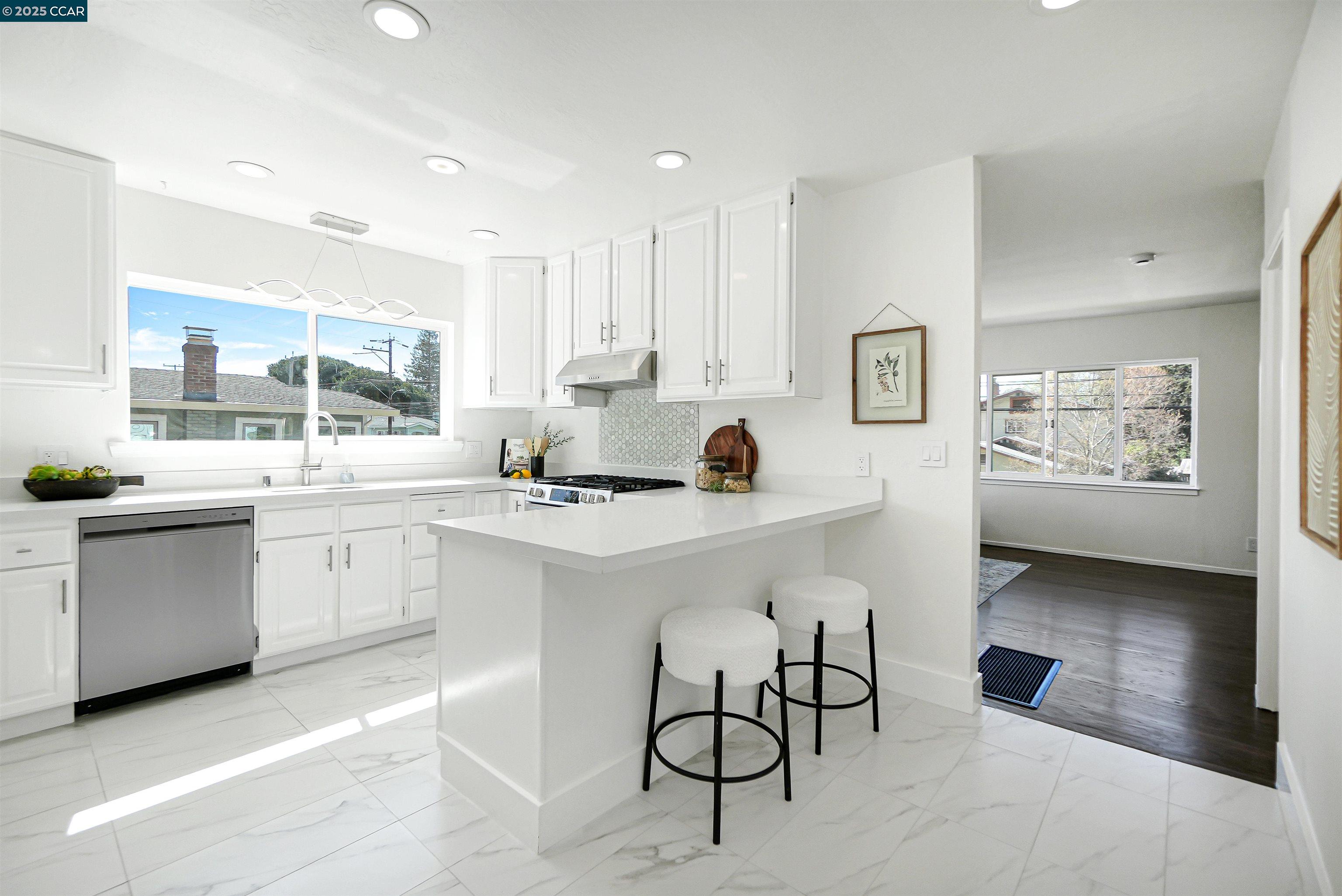 Detail Gallery Image 18 of 59 For 2718 Carmel St, Oakland,  CA 94602 - 3 Beds | 1/1 Baths