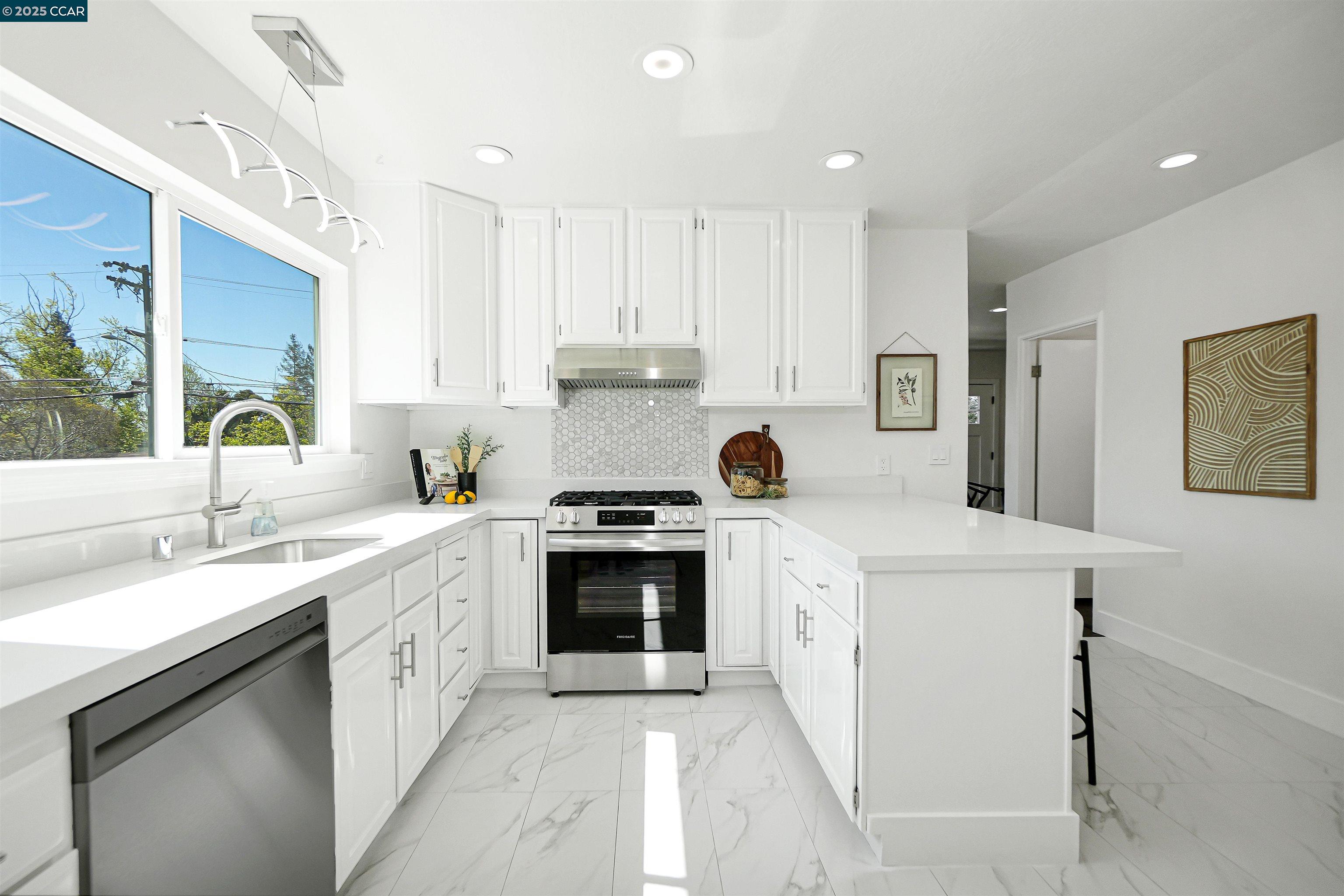 Detail Gallery Image 20 of 59 For 2718 Carmel St, Oakland,  CA 94602 - 3 Beds | 1/1 Baths