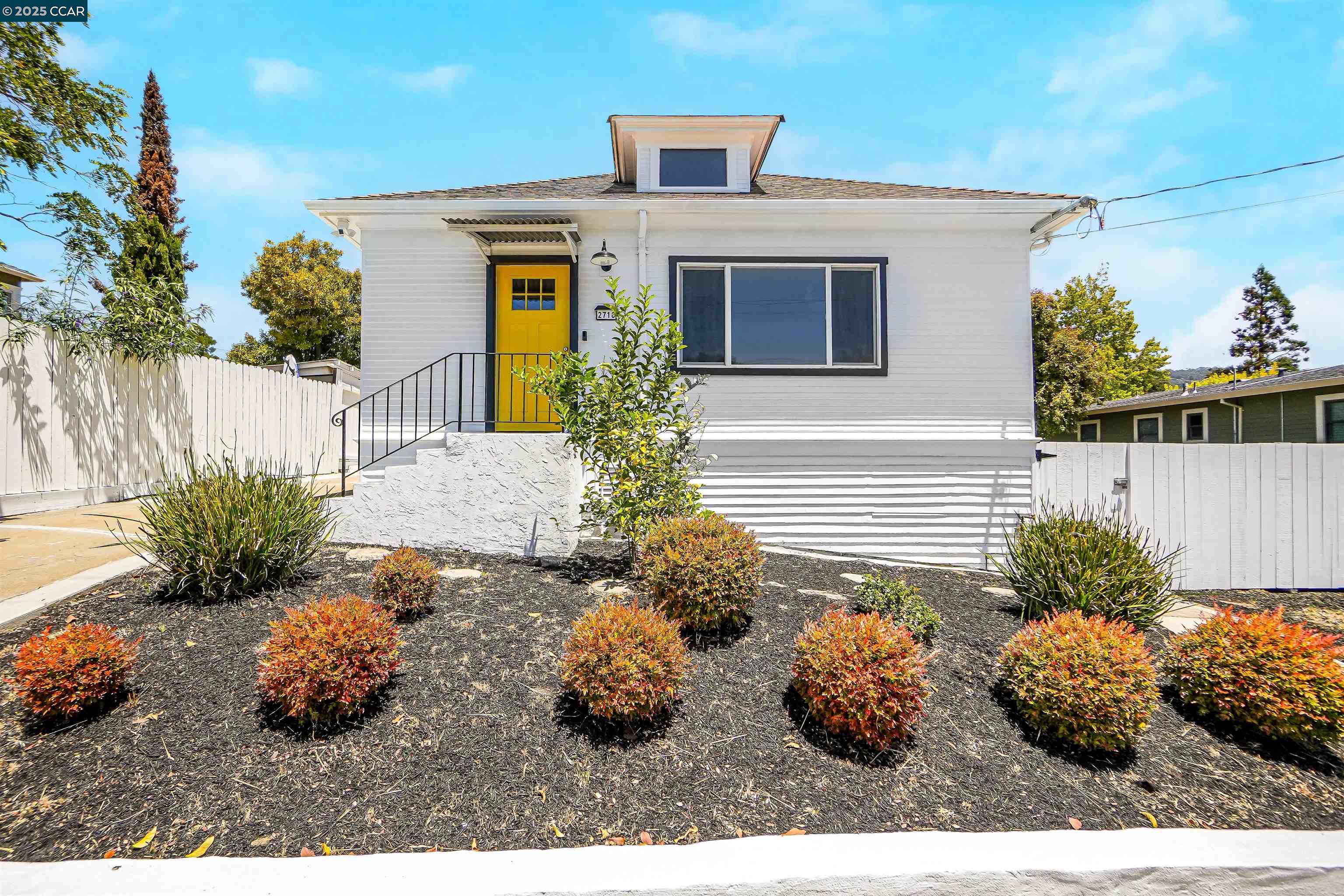 Detail Gallery Image 3 of 59 For 2718 Carmel St, Oakland,  CA 94602 - 3 Beds | 1/1 Baths
