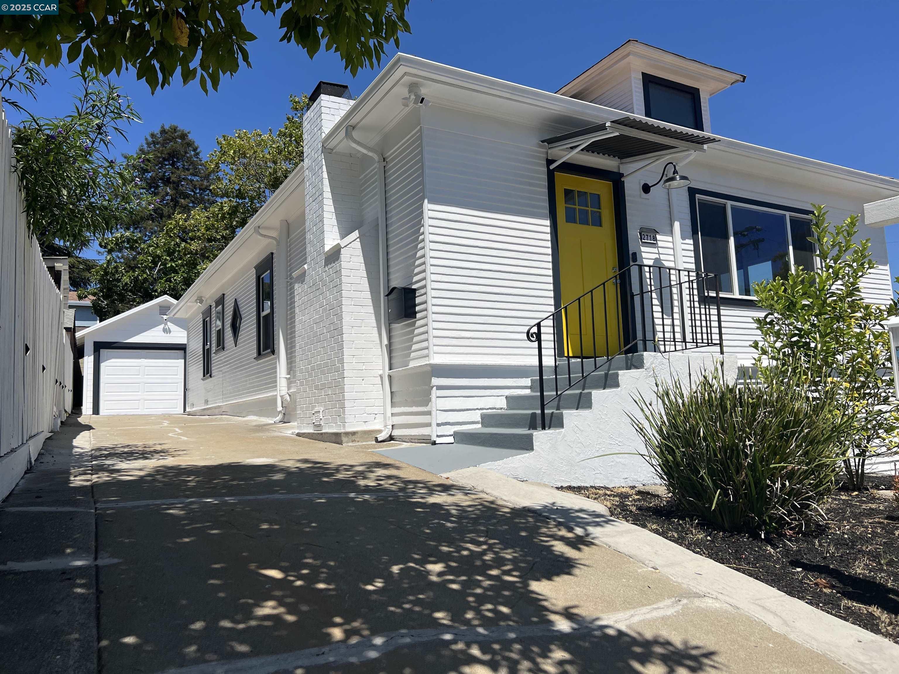 Detail Gallery Image 4 of 59 For 2718 Carmel St, Oakland,  CA 94602 - 3 Beds | 1/1 Baths