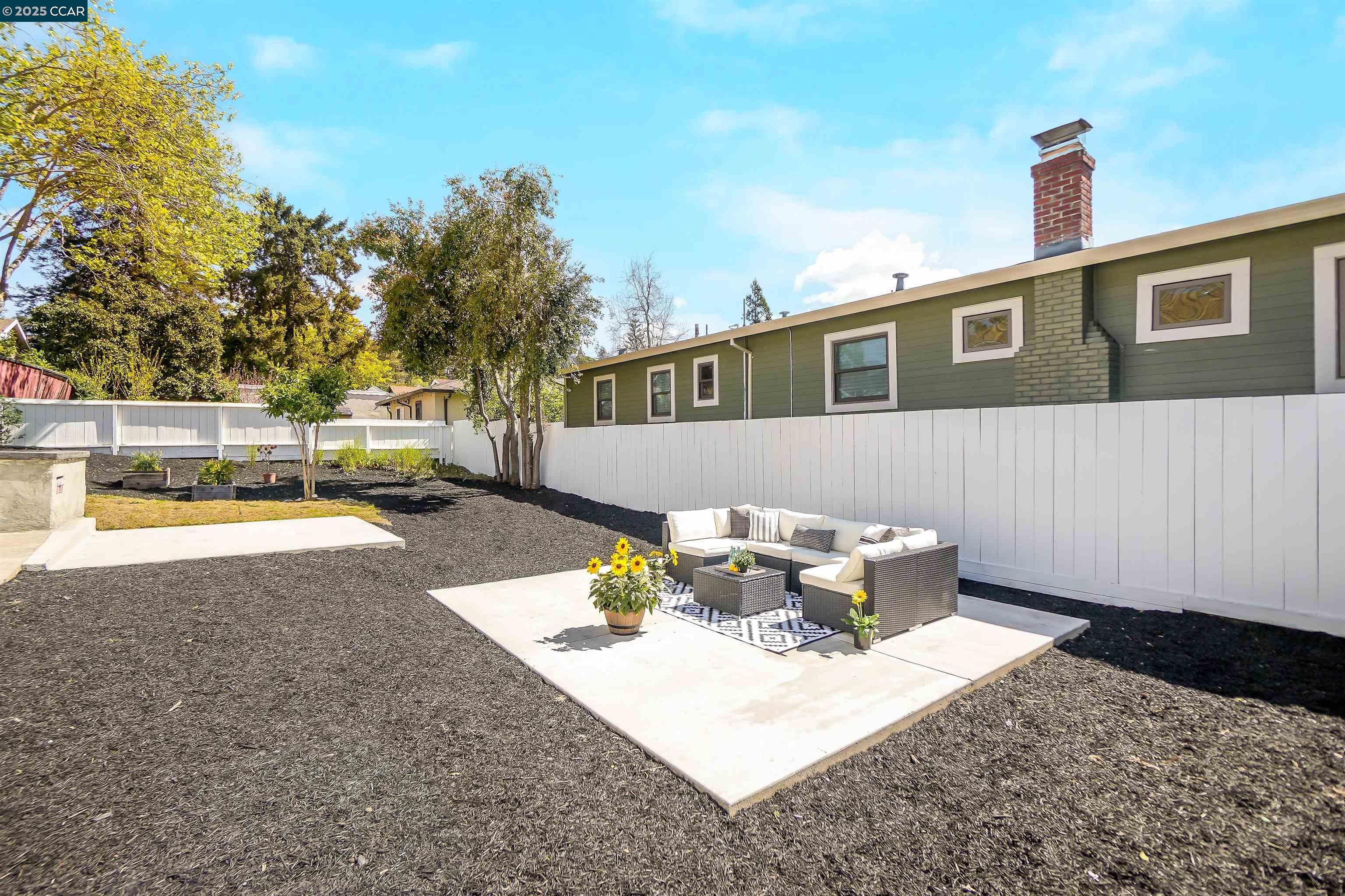 Detail Gallery Image 35 of 59 For 2718 Carmel St, Oakland,  CA 94602 - 3 Beds | 1/1 Baths