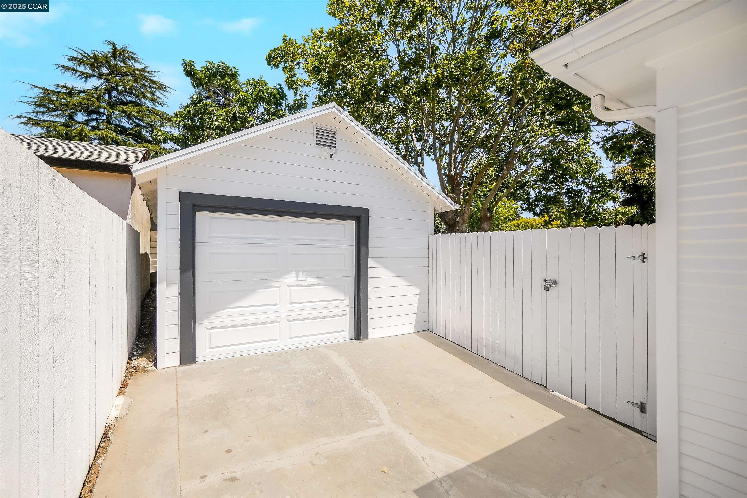 Detail Gallery Image 43 of 59 For 2718 Carmel St, Oakland,  CA 94602 - 3 Beds | 1/1 Baths