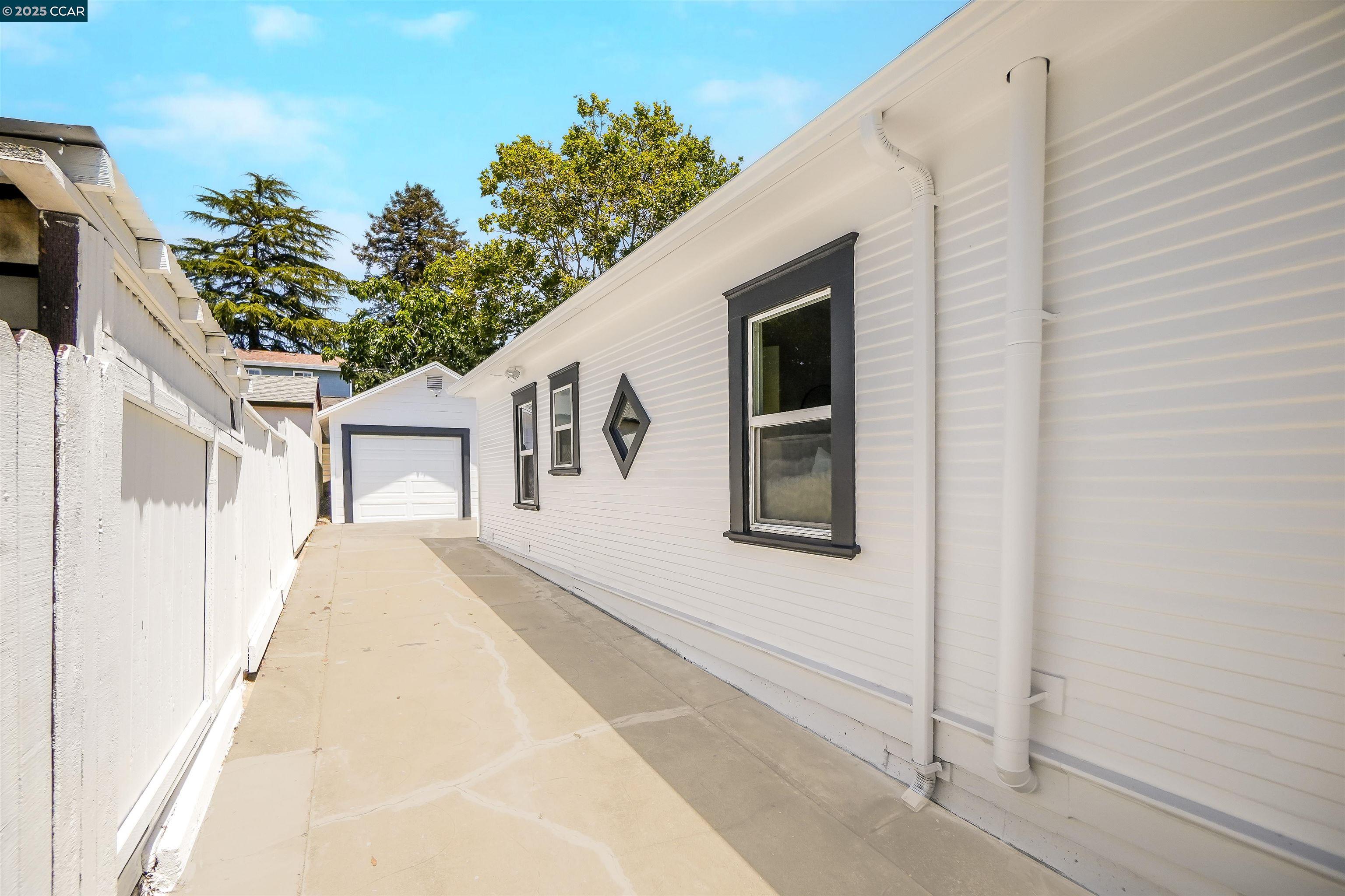 Detail Gallery Image 44 of 59 For 2718 Carmel St, Oakland,  CA 94602 - 3 Beds | 1/1 Baths