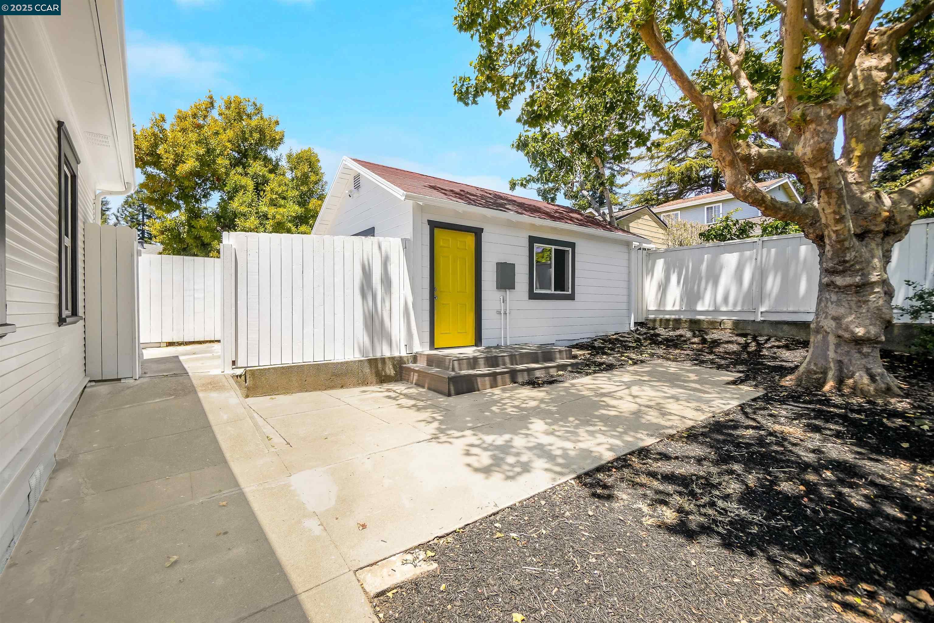 Detail Gallery Image 48 of 59 For 2718 Carmel St, Oakland,  CA 94602 - 3 Beds | 1/1 Baths