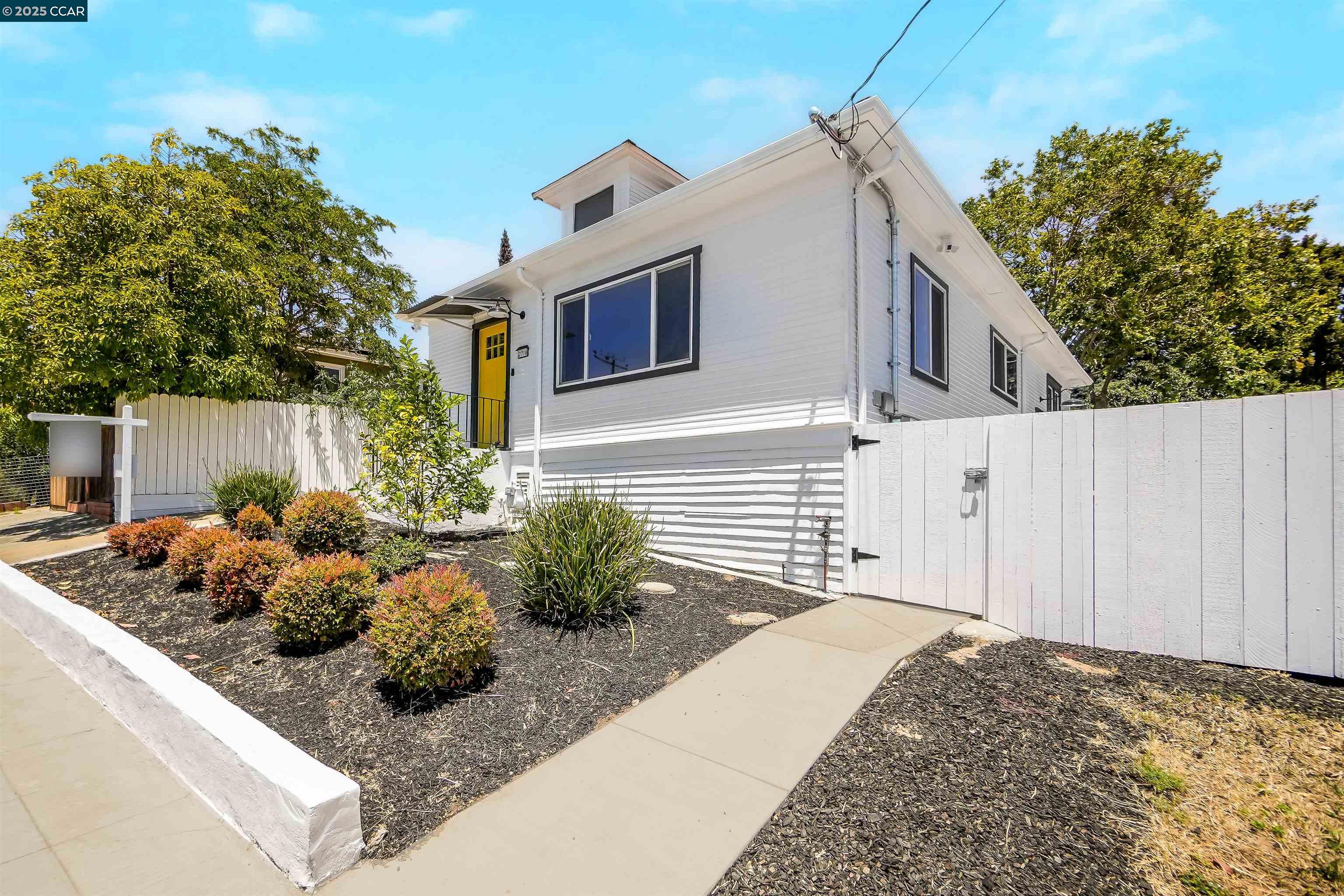 Detail Gallery Image 7 of 59 For 2718 Carmel St, Oakland,  CA 94602 - 3 Beds | 1/1 Baths