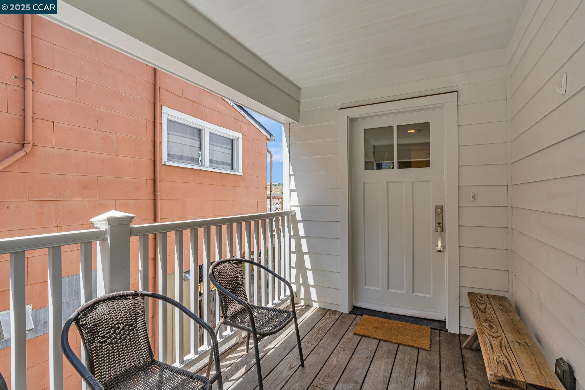 Detail Gallery Image 4 of 42 For 420 Winslow St., Crockett,  CA 94525 - 2 Beds | 2/1 Baths