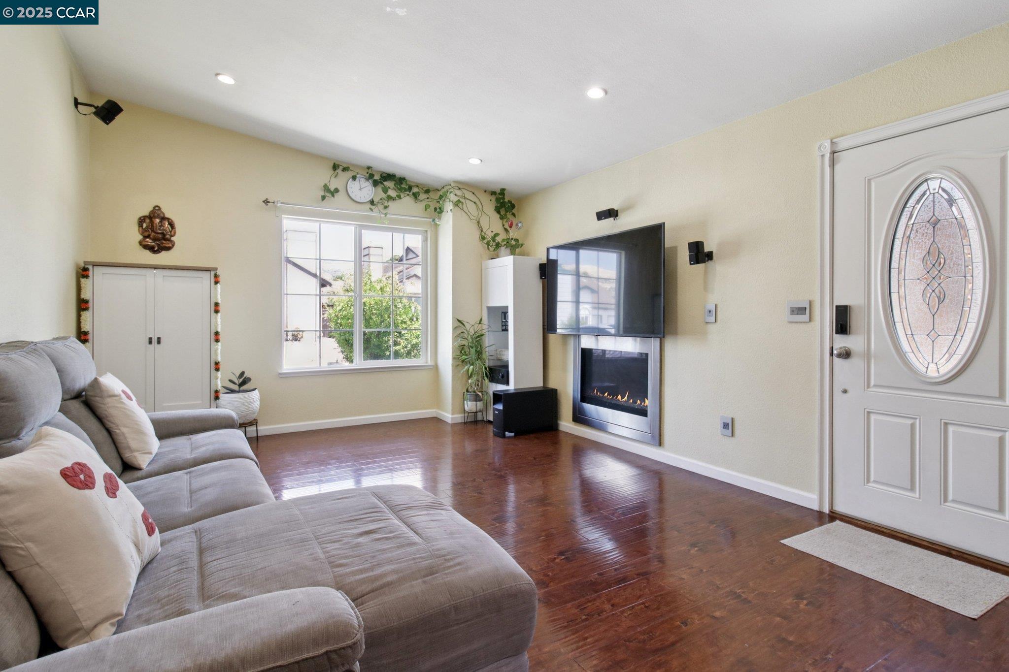 Detail Gallery Image 5 of 27 For 2249 Freya Dr, San Jose,  CA 95148 - 2 Beds | 2 Baths