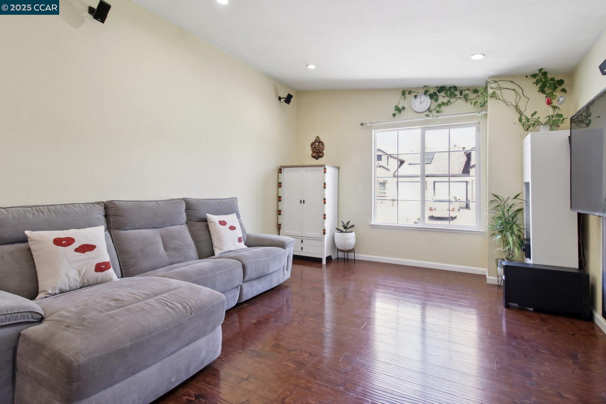 Detail Gallery Image 6 of 27 For 2249 Freya Dr, San Jose,  CA 95148 - 2 Beds | 2 Baths