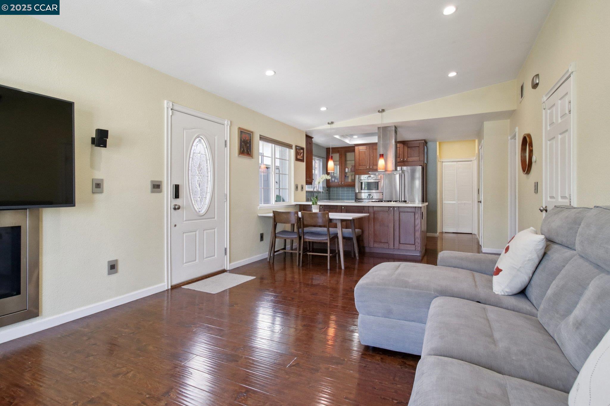 Detail Gallery Image 7 of 27 For 2249 Freya Dr, San Jose,  CA 95148 - 2 Beds | 2 Baths