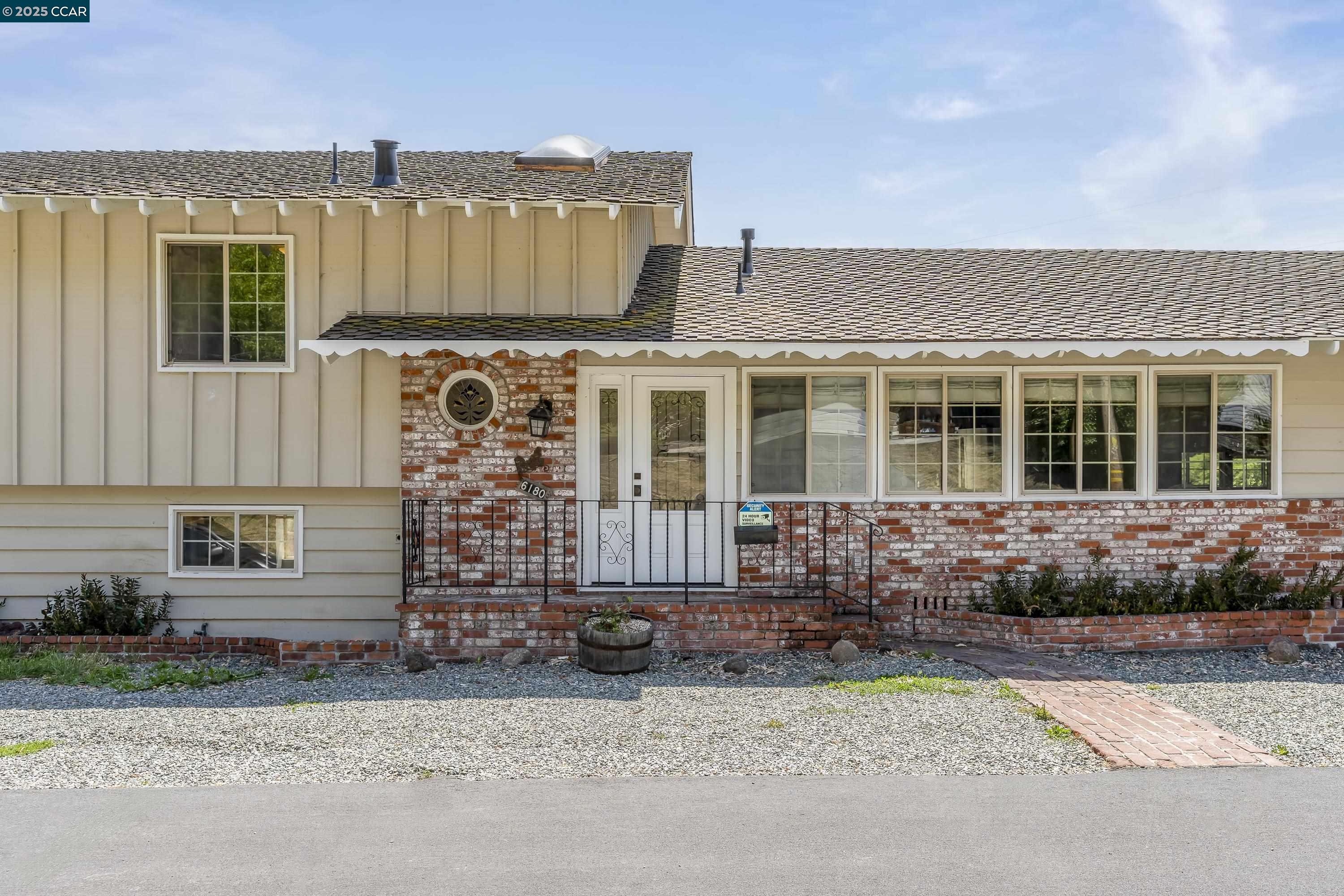 Detail Gallery Image 4 of 60 For 6180 Hillside Drive, El Sobrante,  CA 94803 - 4 Beds | 2 Baths