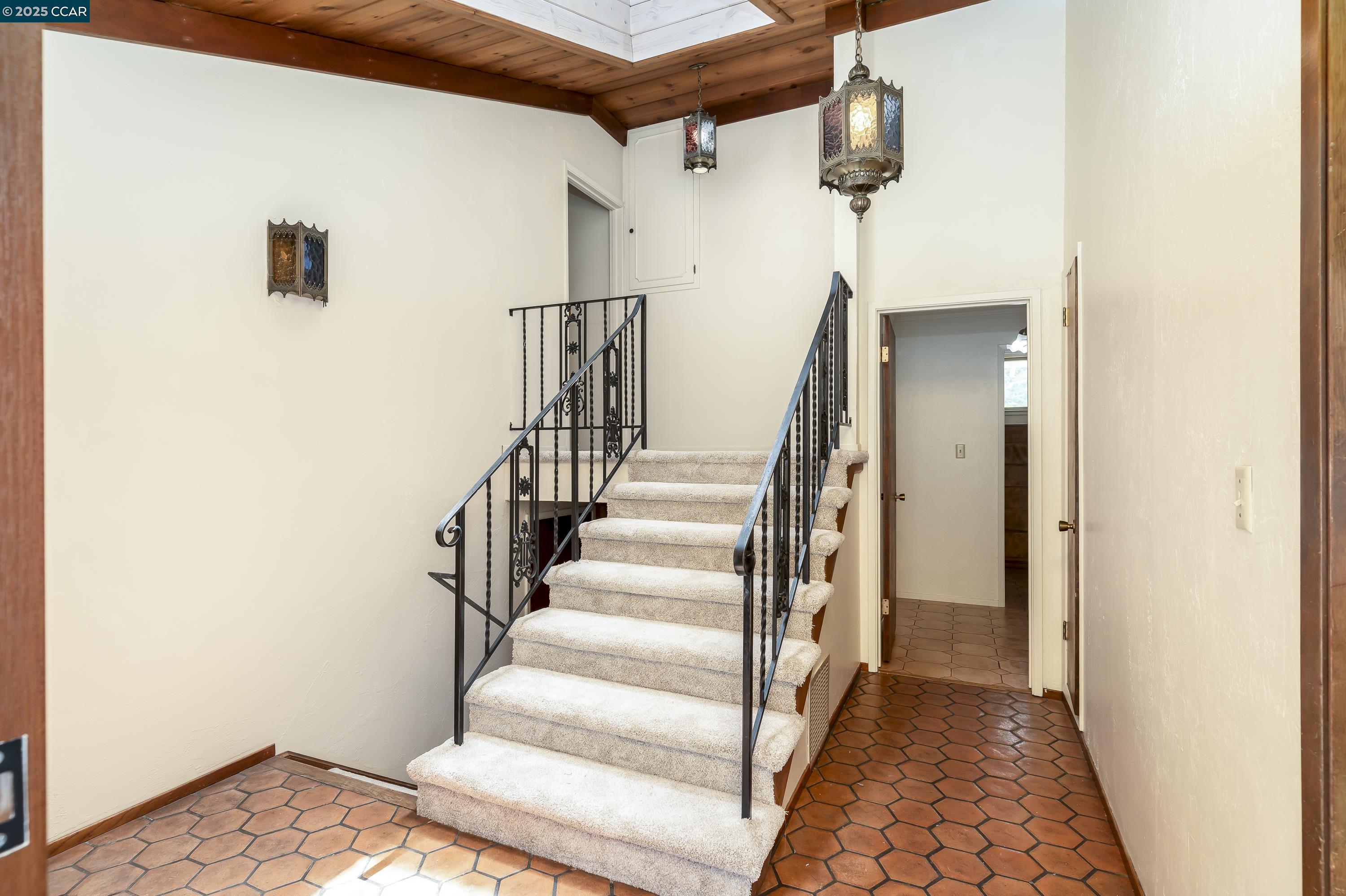 Detail Gallery Image 5 of 60 For 6180 Hillside Drive, El Sobrante,  CA 94803 - 4 Beds | 2 Baths