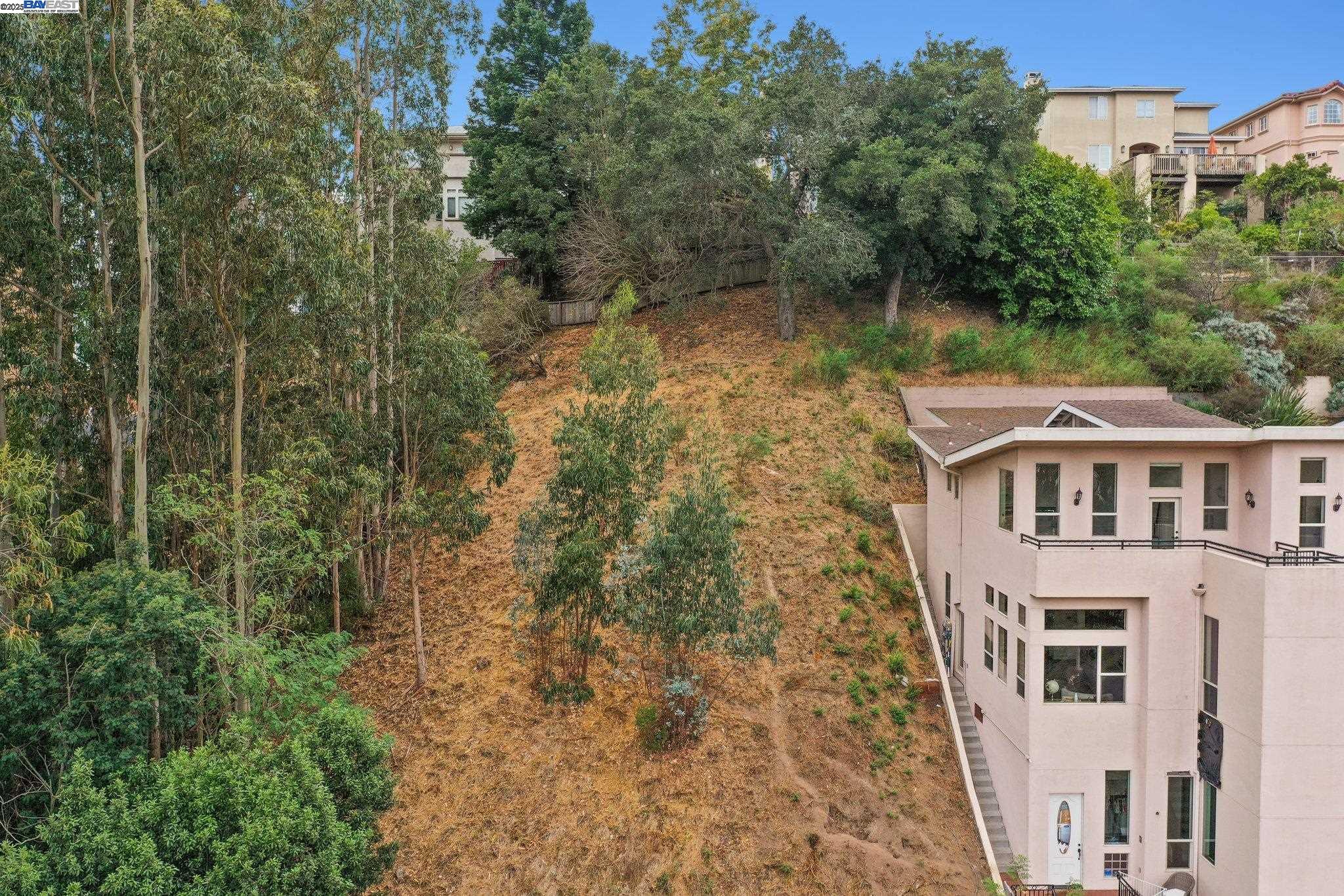 Detail Gallery Image 2 of 11 For 209 Sheridan Rd, Oakland,  CA 94618 - – Beds | – Baths