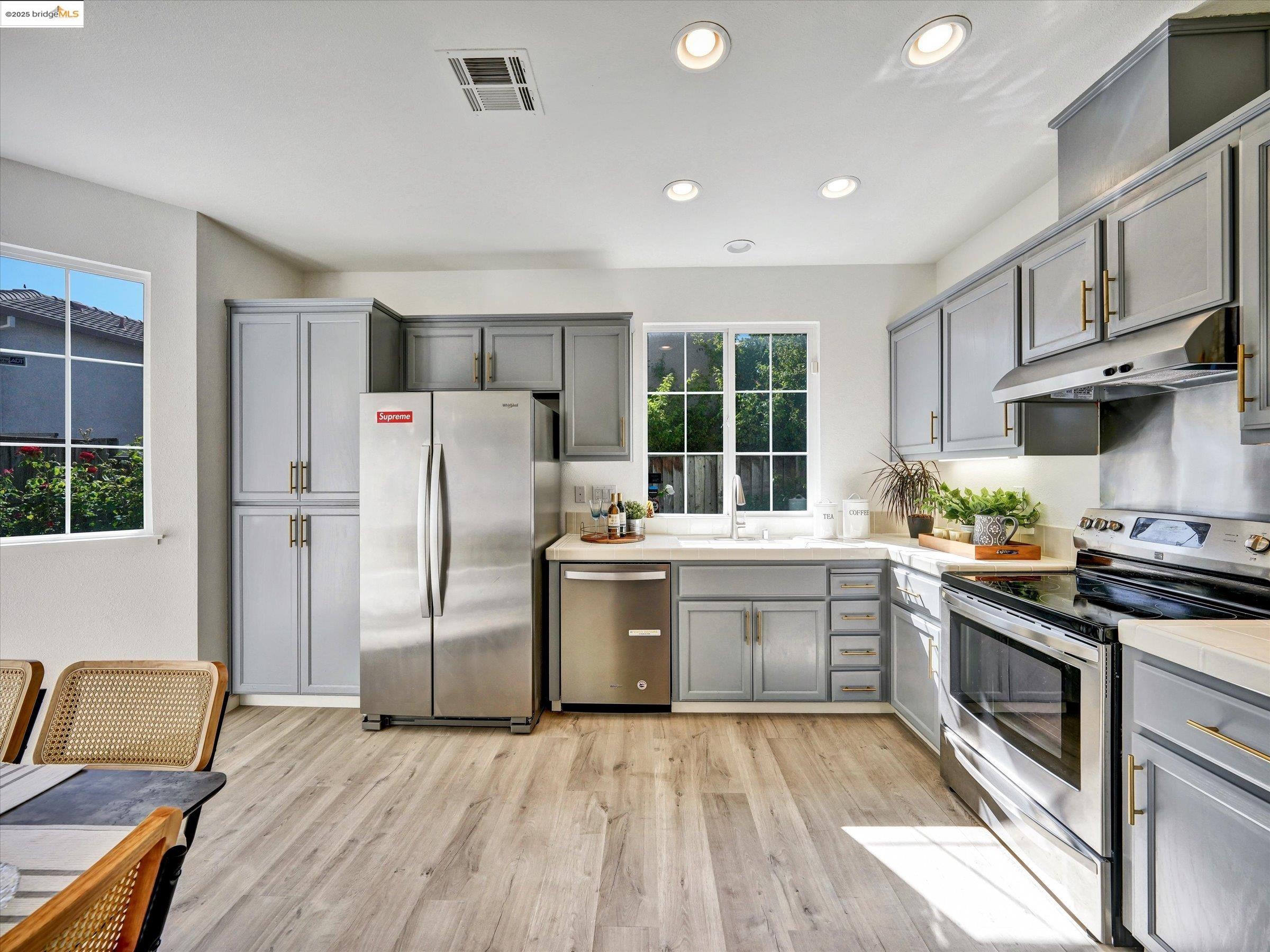 Detail Gallery Image 11 of 32 For 1111 Greystone Ct, Richmond,  CA 94806 - 3 Beds | 2/1 Baths