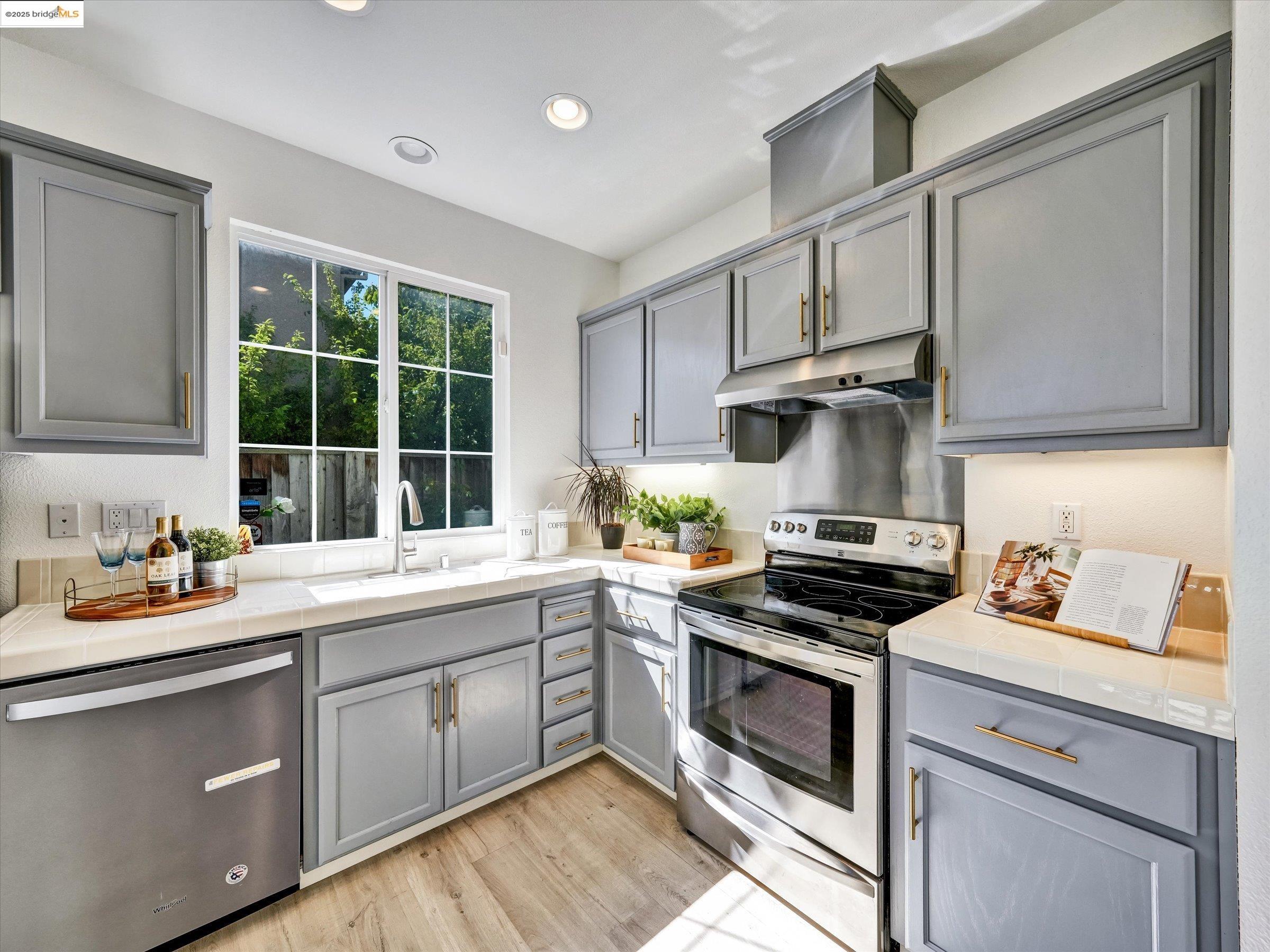 Detail Gallery Image 12 of 32 For 1111 Greystone Ct, Richmond,  CA 94806 - 3 Beds | 2/1 Baths