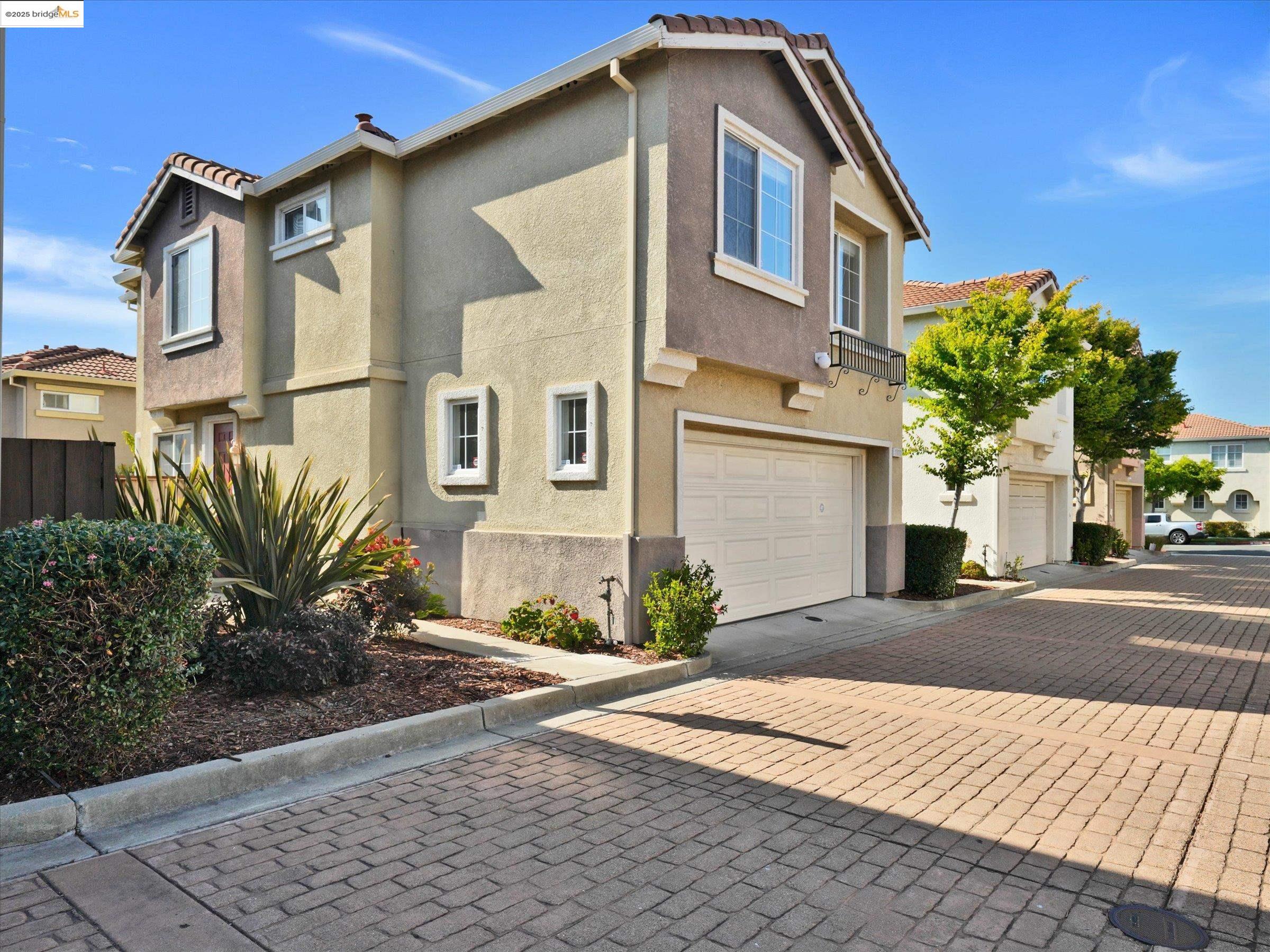 Detail Gallery Image 3 of 32 For 1111 Greystone Ct, Richmond,  CA 94806 - 3 Beds | 2/1 Baths