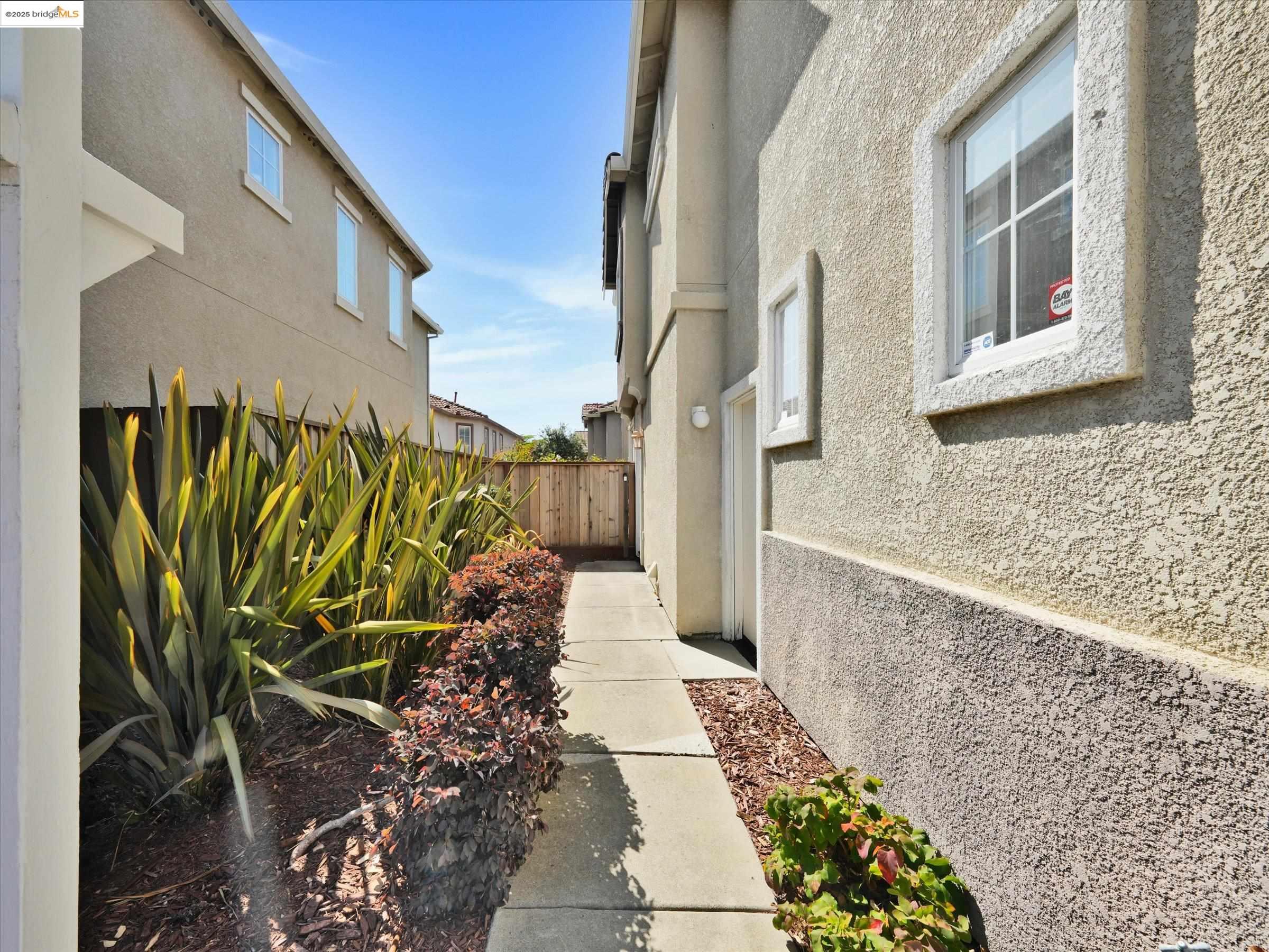 Detail Gallery Image 4 of 32 For 1111 Greystone Ct, Richmond,  CA 94806 - 3 Beds | 2/1 Baths