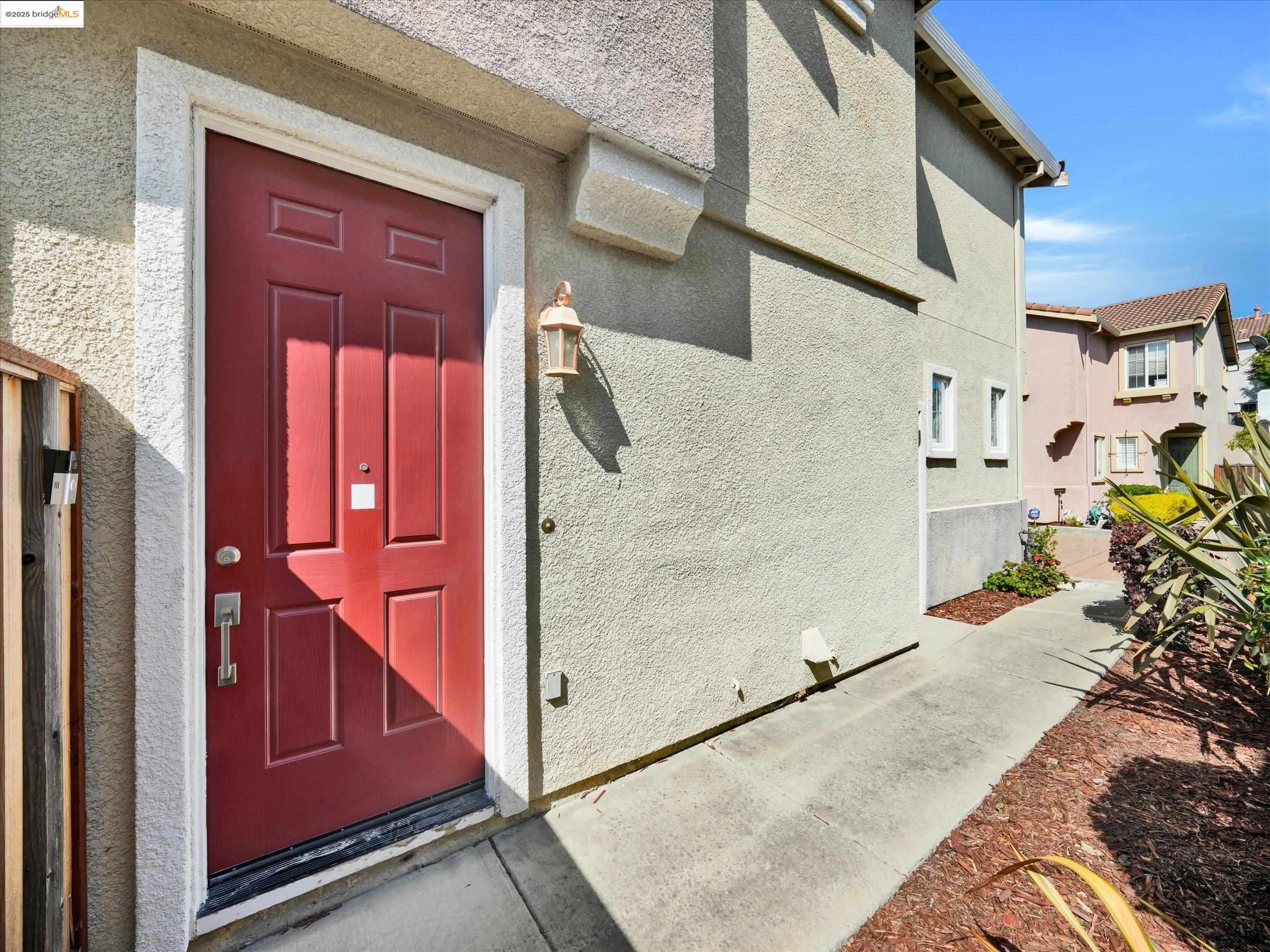 Detail Gallery Image 5 of 32 For 1111 Greystone Ct, Richmond,  CA 94806 - 3 Beds | 2/1 Baths