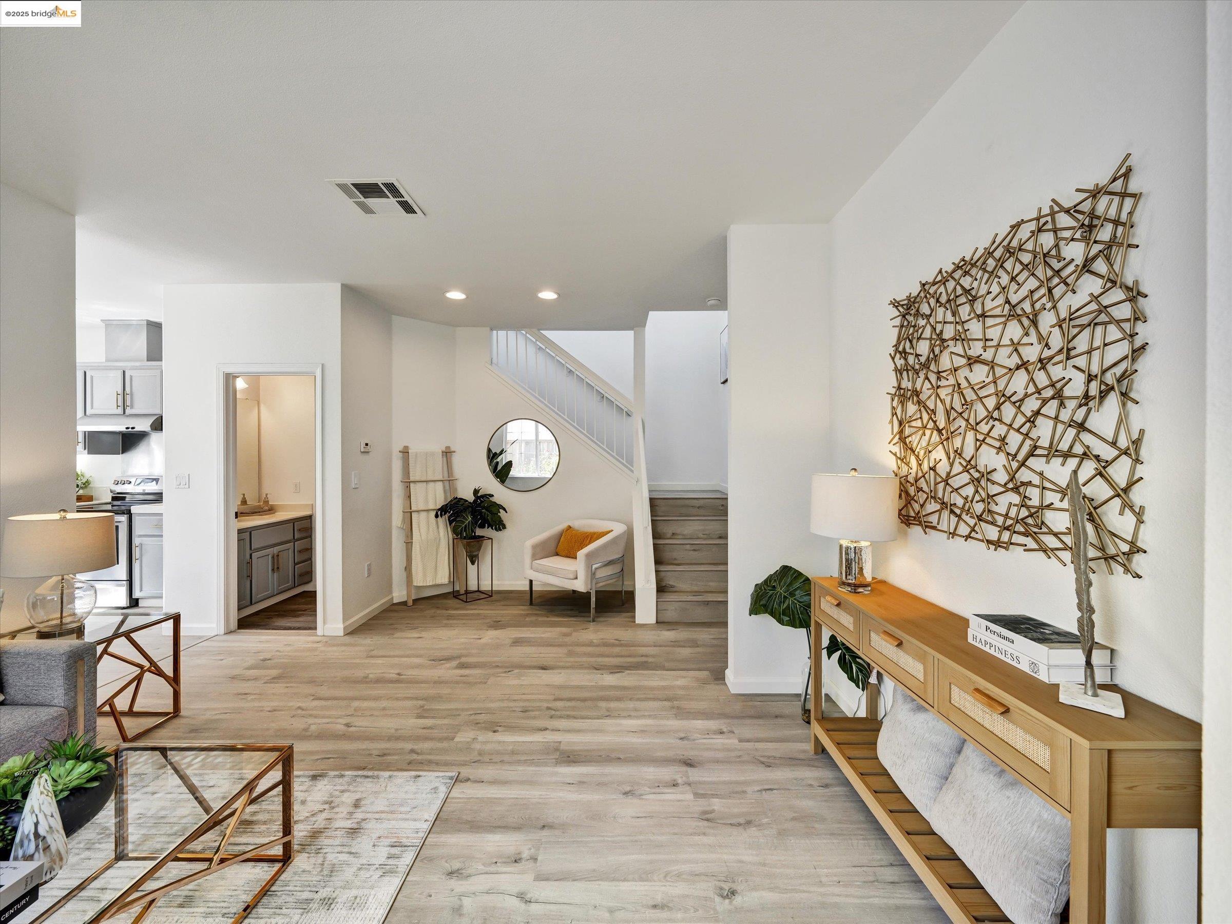 Detail Gallery Image 6 of 32 For 1111 Greystone Ct, Richmond,  CA 94806 - 3 Beds | 2/1 Baths
