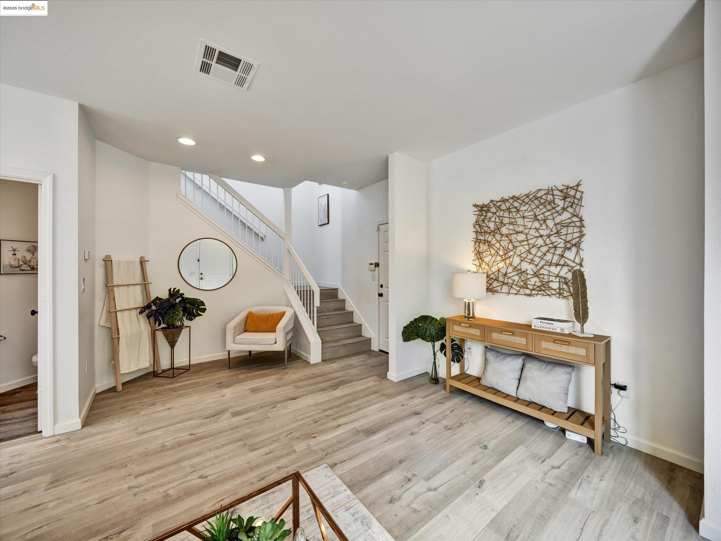 Detail Gallery Image 9 of 32 For 1111 Greystone Ct, Richmond,  CA 94806 - 3 Beds | 2/1 Baths