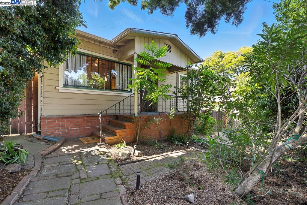 Detail Gallery Image 2 of 39 For 3741 Keller Ave, Oakland,  CA 94605 - 2 Beds | 1 Baths