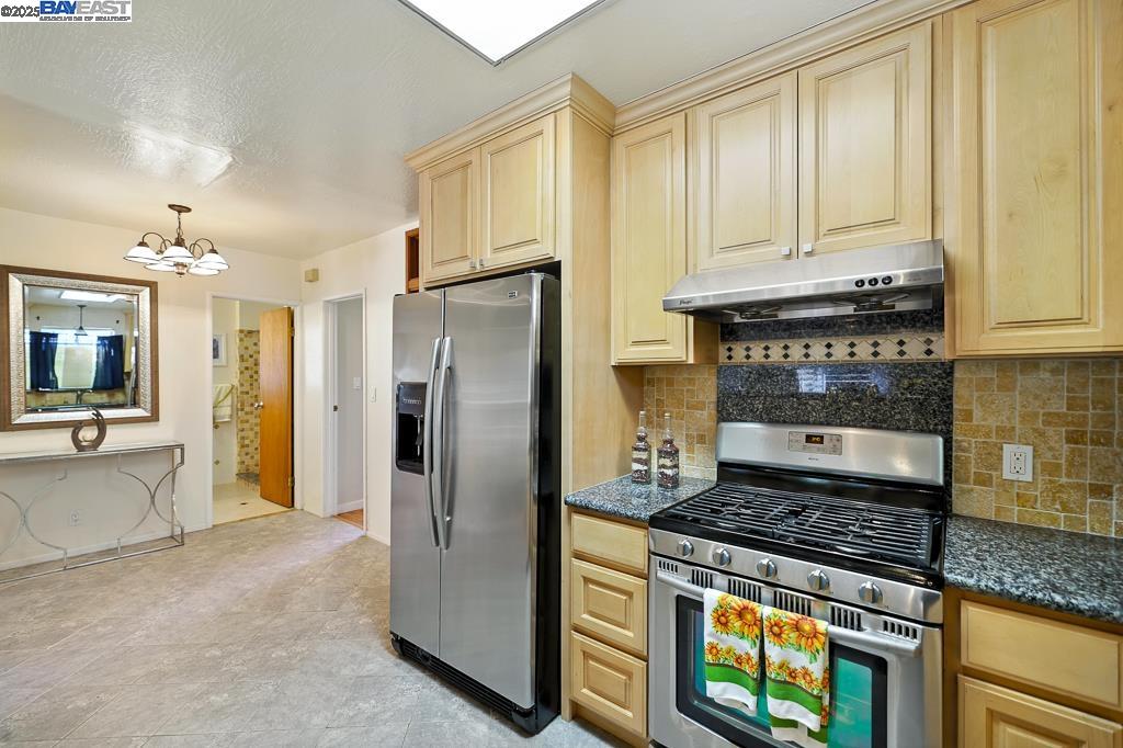 Detail Gallery Image 11 of 39 For 3741 Keller Ave, Oakland,  CA 94605 - 2 Beds | 1 Baths