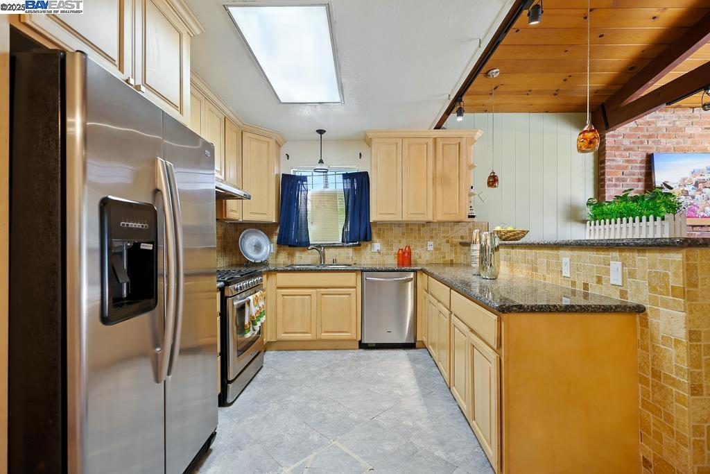Detail Gallery Image 12 of 39 For 3741 Keller Ave, Oakland,  CA 94605 - 2 Beds | 1 Baths